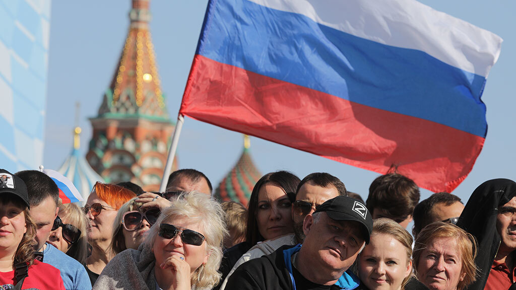 Большая часть респондентов (50%) сейчас сходится во мнении, что судьба русских в чем-то легче, а в чем-то труднее