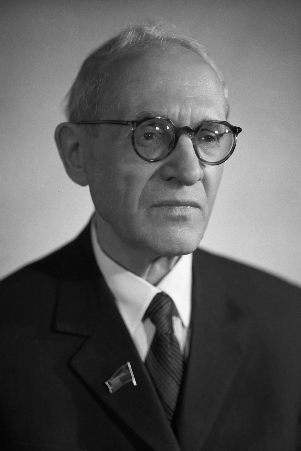 1957-1972 – Александр Горкин (1897 г. р.)Образование: Институт красной профессуры (1932)Прежняя карьера: секретарь Тверского городского совета депутатов (1917-1919), политработник в Красной армии (1920-1921), работник губернских комитетов РКП(б) (1921-1937), секретарь ЦИК СССР (1937-1938), заместитель и секретарь президиума Верховного Совета СССР (1938-1957).