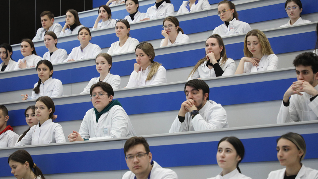 Обучение за счет бюджета по медицинским специальностям станет только целевым, а за неотработку после получения диплома грозят тройные штрафы