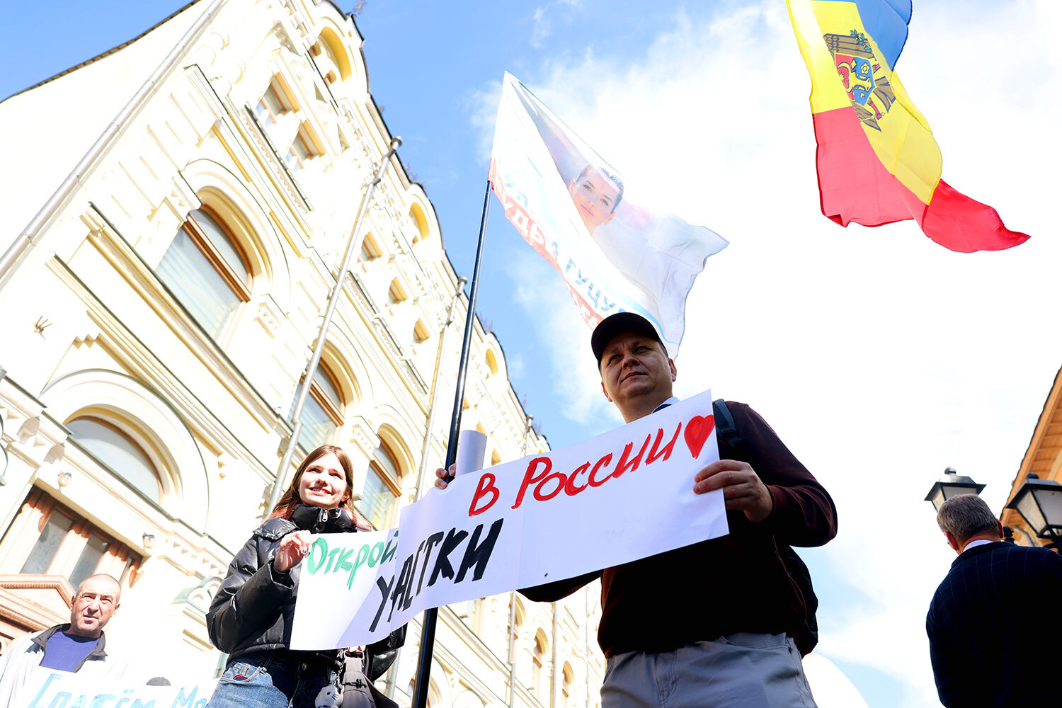 По подсчетам общественной организации содействия развитию и поддержке молдавской культуры «Родина», на московской акции протеста присутствовали молдоване из 25 регионов России. В 2024 г. представители диаспоры говорили СМИ, что в РФ живут около 300 000 граждан Молдавии.