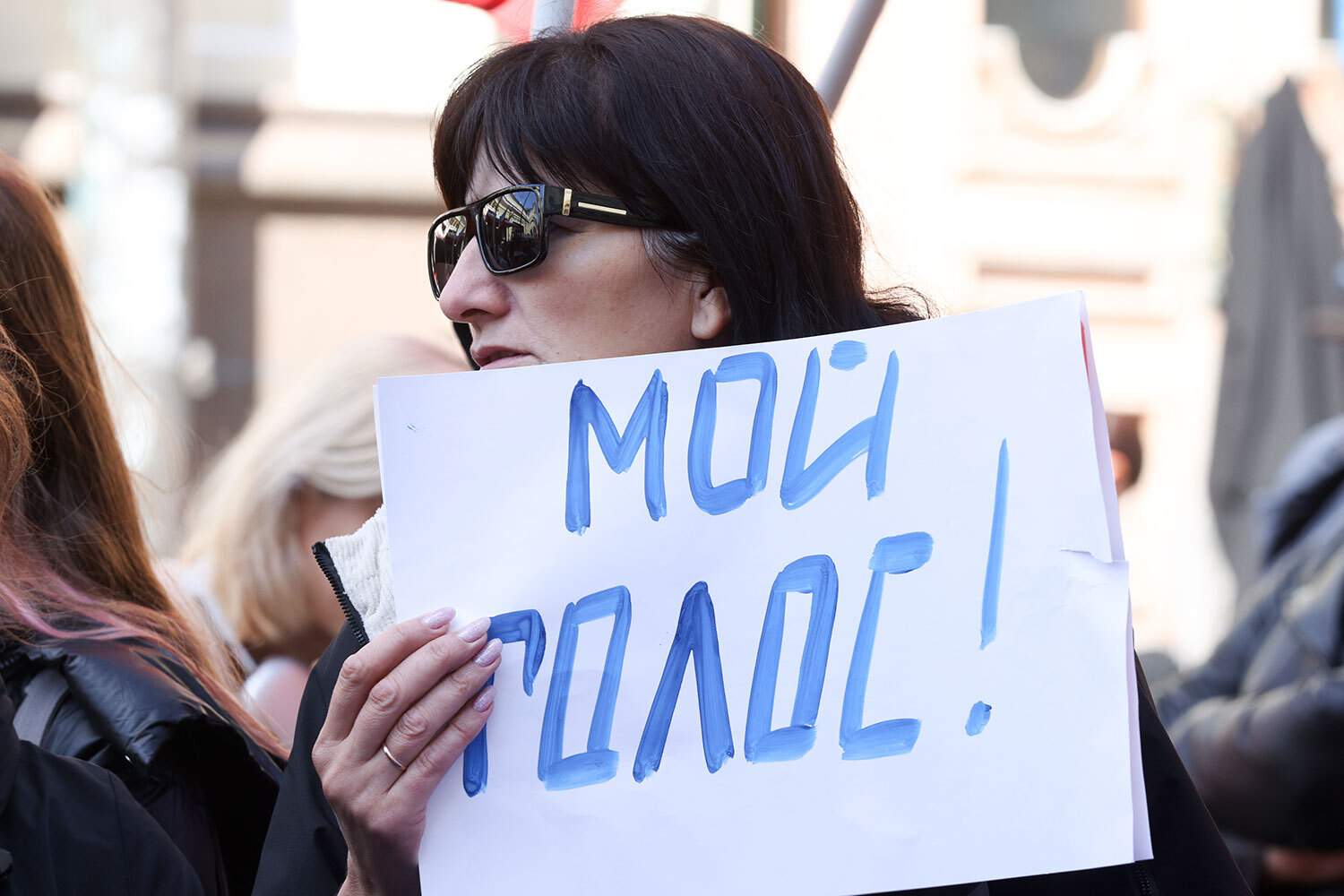 По данным молдавских СМИ, за границей проживают свыше 1 млн граждан страны. В период выборов в парламент ЦИК Молдавии организует за рубежом 301 участок для голосования, в том числе в США, Великобритании, Норвегии, Южной Корее и Новой Зеландии. Больше всего откроют в Италии – порядка 75.