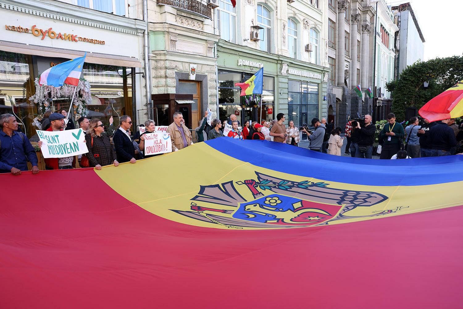 Протесты прошли в День независимости Молдавии. Помимо плакатов с лозунгами, митингующие развернули девятиметровый национальный флаг.