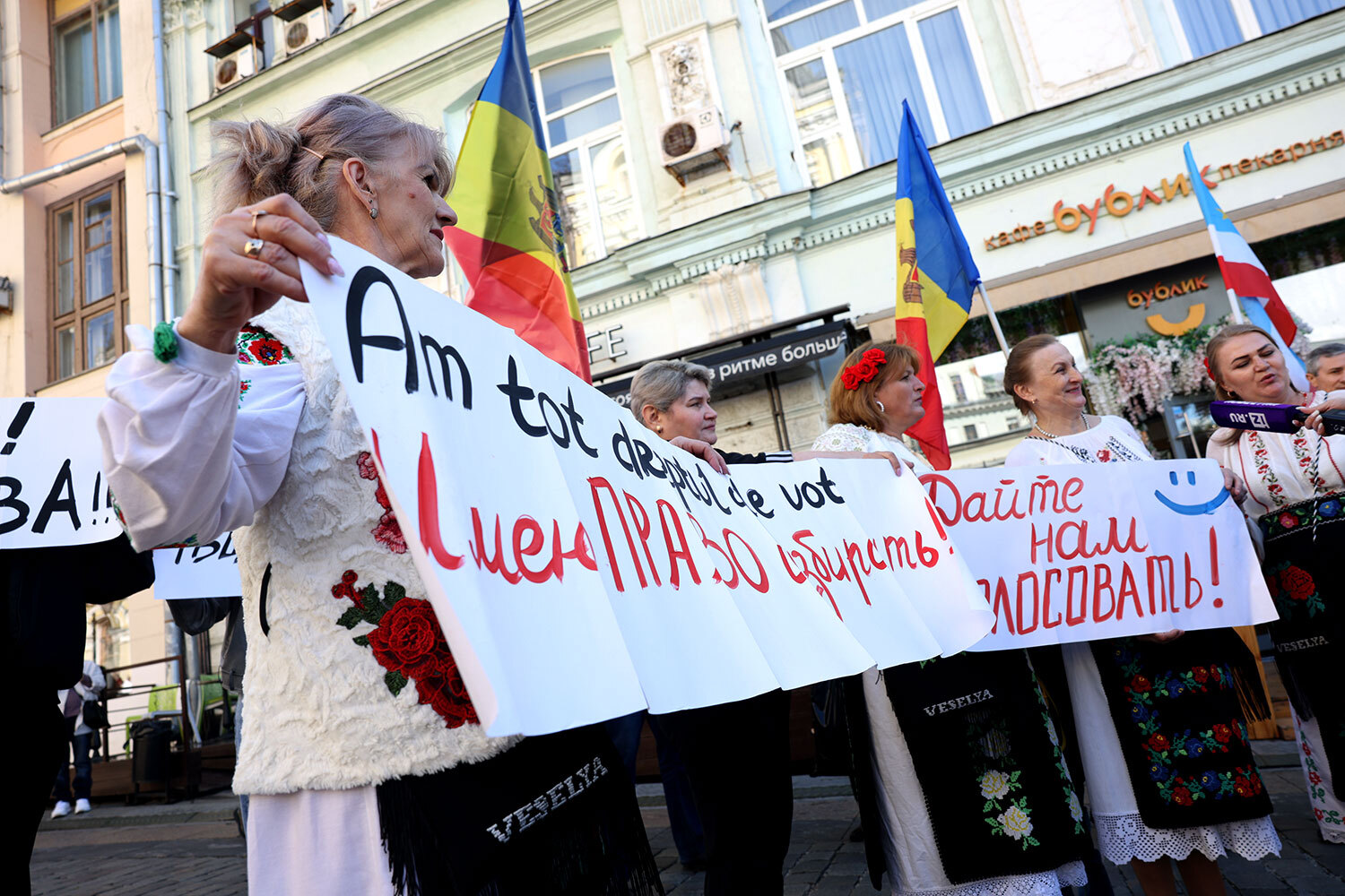 Протестующие развернули перед посольством Молдавии плакат с требованием предоставить им возможности для голосования.