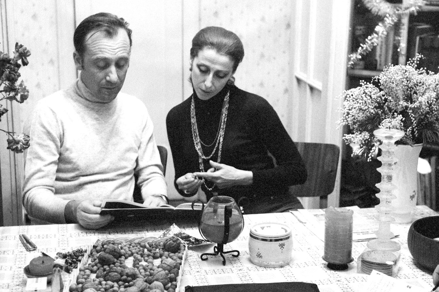Родион Щедрин и Майя Плисецкая познакомились в 1955 г. на музыкальном вечере музы Владимира Маяковского Лили Брик. «Он замечательно играл: и свои вещи, и Шопена. Играл так, как я никогда в жизни не слышала», – вспоминала потом Плисецкая. После этого они расстались на три года и встретились снова только на репетиции в Большом театре. В 1958 г. Родион Щедрин и Майя Плисецкая поженились и прожили вместе около 60 лет вплоть до смерти балерины.