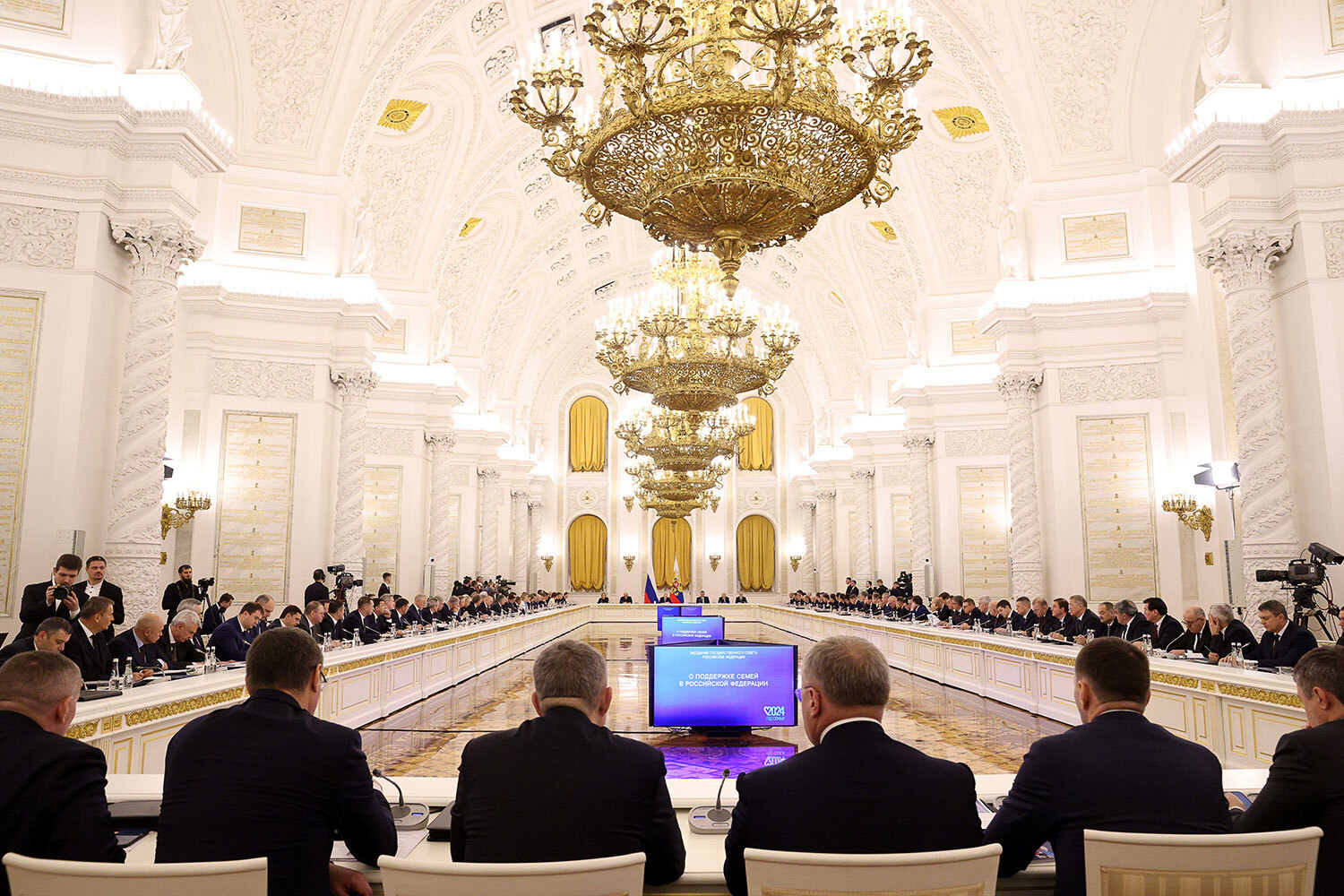 1 сентября 2000 г. президент России Владимир Путин подписал указ об образовании Государственного совета – совещательного органа, содействующего первому лицу в реализации его полномочий. Сейчас в него входят все губернаторы, премьер-министр, главы обеих палат парламента, лидеры думских фракций, руководитель администрации президента, а также некоторые другие чиновники и общественные деятели, например, мэры городов и руководители профессиональных сообществ. При этом современный Госсовет не первый в своем роде: аналогичное совещание созывалось еще при императоре. Как появился и во что трансформировался консультативный орган – в галерее «Ведомостей».