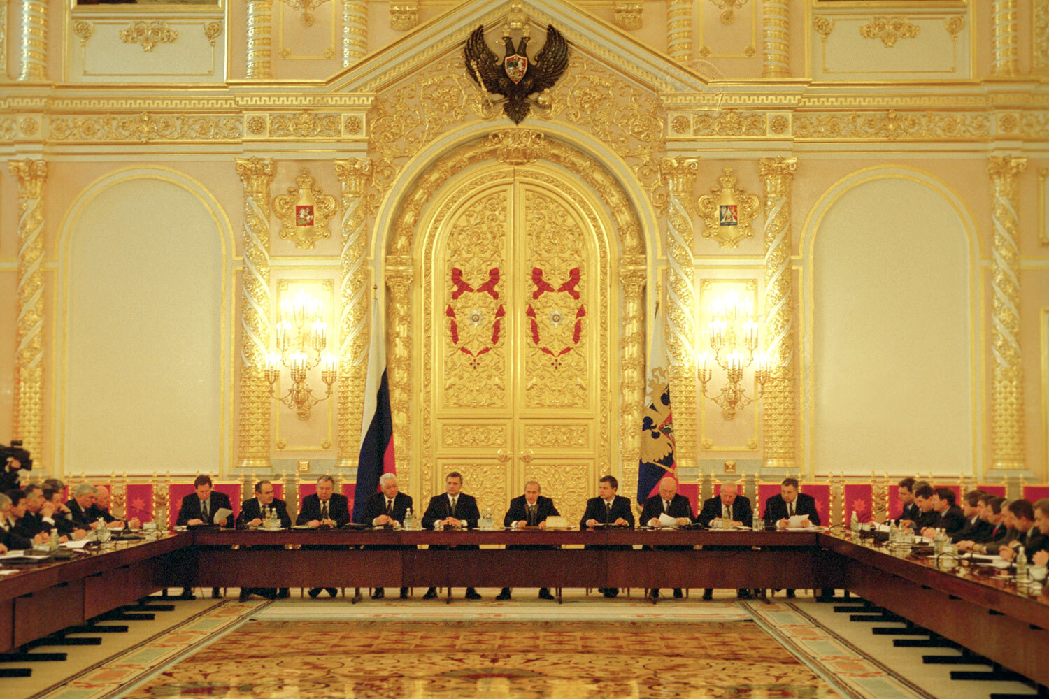 Тем не менее необходимость в совещательном органе при президенте России осталась. В 2000 г. на основании предложений членов Совета Федерации и Госдумы Владимир Путин образовал современный Госсовет. В его задачи вошло содействие в реализации полномочий первого лица, а также вопросы обеспечения согласованной работы органов власти и укрепления федерализма. Членами нового органа стали высшие должностные лица субъектов РФ. Открывая первое заседание (на фото), Путин заявил, что Госсовет должен стать «политическим органом стратегического назначения», который будет «давать вектор развития» страны, не подменяя при этом парламент или правительство.