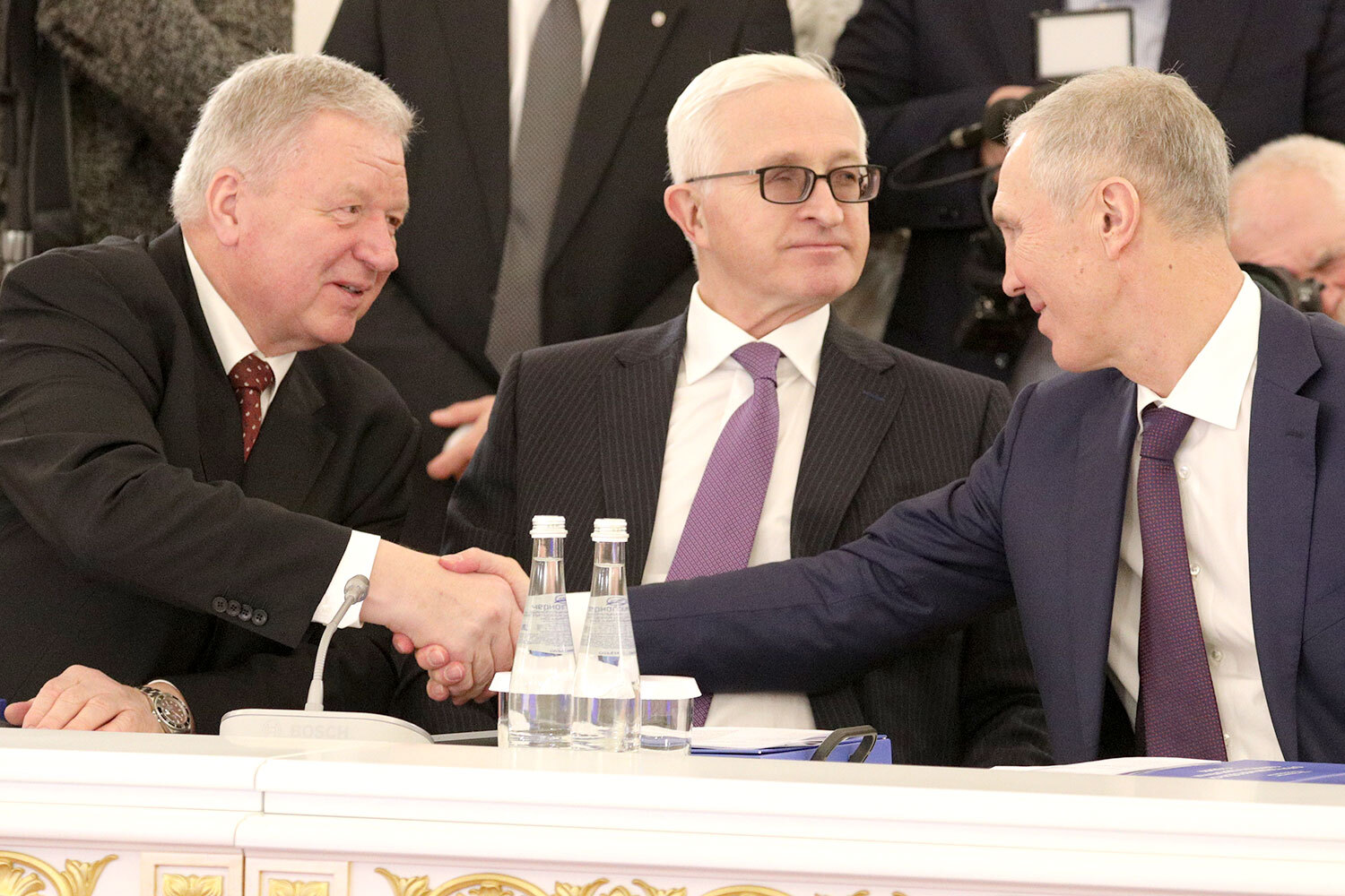 В 2012 г. порядок формирования Госсовета был скорректирован. Его новыми членами стали председатели обеих палат парламента, руководители фракций в Госдуме, а также полномочные представители главы государства в федеральных округах. С 2020 г. в орган входит премьер-министр и руководитель администрации президента. По решению первого лица в него также могут включаться представители местного самоуправления и иные лица. Например, сейчас его членами являются мэры Иркутска и Южно-Сахалинска Руслан Болотов и Сергей Надсадин, президент Российского союза промышленников и предпринимателей Александр Шохин (на фото в центре), а также председатель Федерации независимых профсоюзов России Сергей Черногаев.