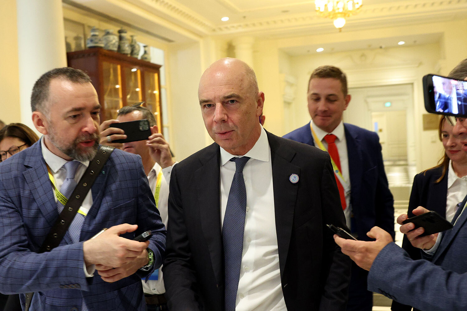 Глава Минфина Антон Силуанов, комментируя вопрос журналиста о том, каким пособом он расплачивается во время визита в Китай, в шутливой форме ответил: «А я вообще ни за что не плачу». Министр присутствует в Тяньцзине в качестве члена российской делегации на саммите ШОС.