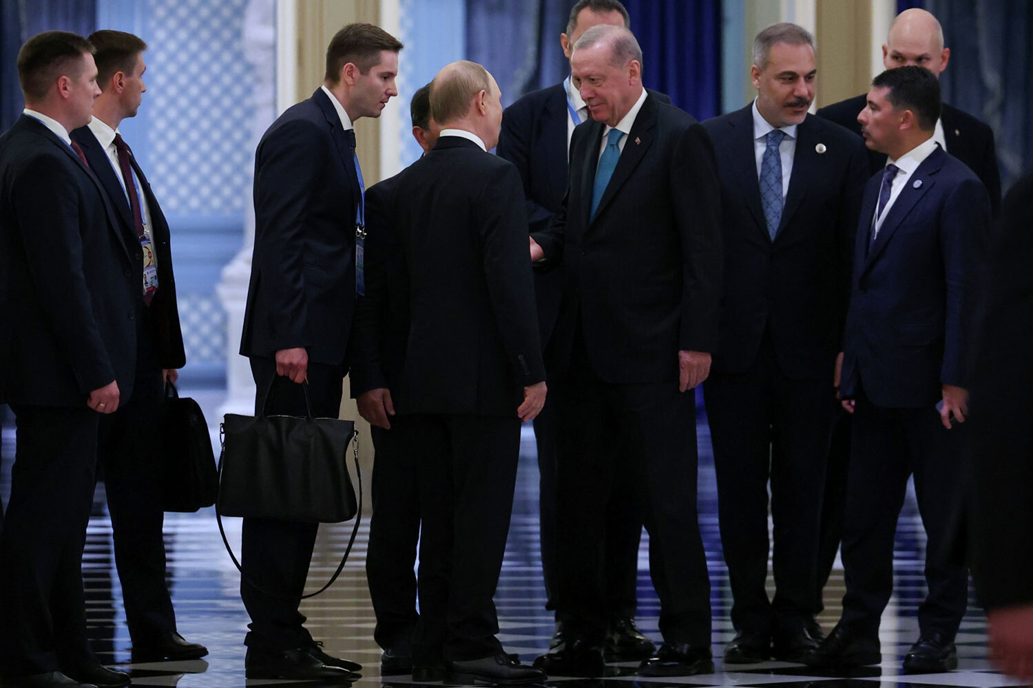 Перед переговорами Путин и Эрдоган обменялись рукопожатиями. Во время встречи российский президент заявил, что роль Турции в урегулировании конфликта на Украине «будет востребована и далее».