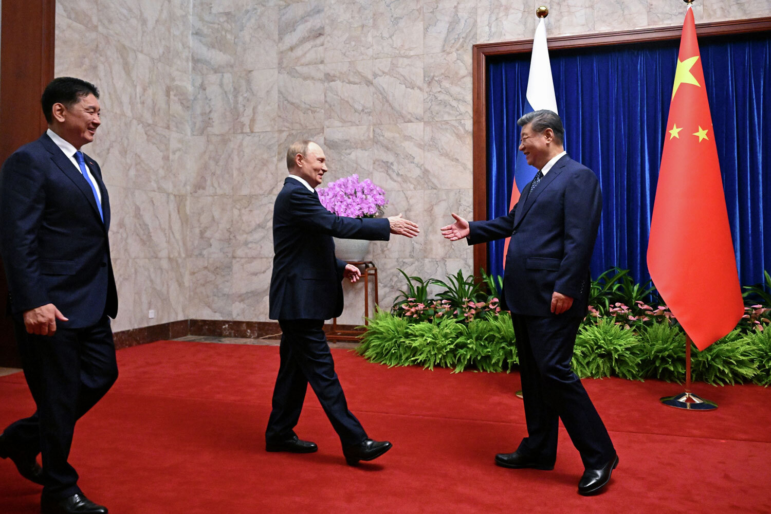 Президент Владимир Путин продолжает четырехдневную рабочую поездку в Китай, которая началась 31 августа с саммита Шанхайской организации сотрудничества (ШОС). После него глава государства отправился из Тяньцзиня в Пекин, где 2 сентября провел переговоры с главами КНР и Монголии Си Цзиньпином и Ухнаагийном Хурэлсухом, а также несколько двухсторонних встреч, в том числе с премьер-министром Словакии Робертом Фицо. Что происходит во время визита российского лидера и кто еще прибыл в столицу Поднебесной – в галерее «Ведомостей».