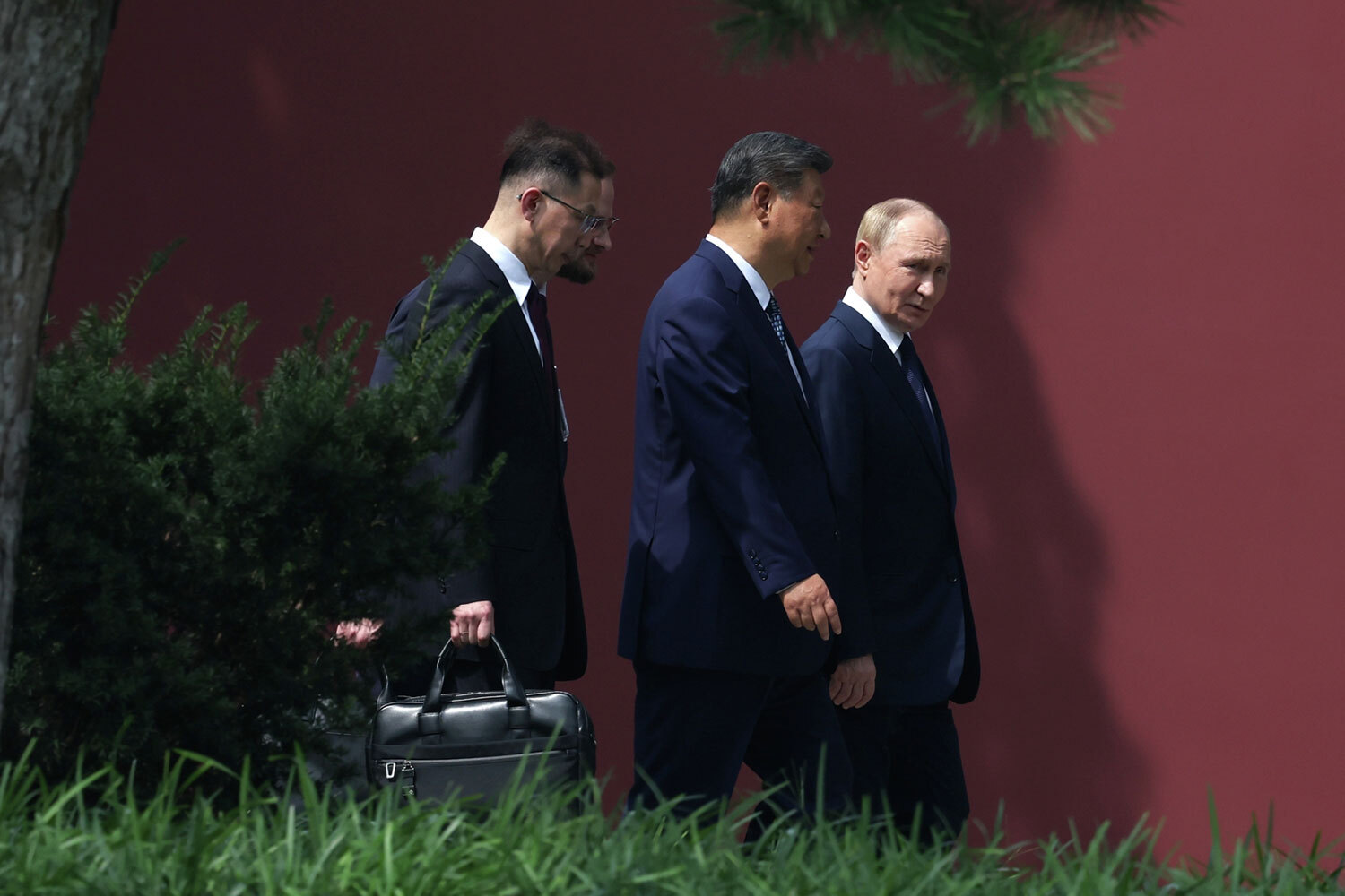 После окончания двусторонних переговоров Путин и Си прогулялись по территории резиденции китайского лидера «Чжуннаньхай». 3 сентября российский президент примет участие в военном параде в Пекине, посвященном 80-летию окончания Второй мировой войны и победе над милитаристской Японией. Всего на мероприятии будут присутствовать более 20 иностранных лидеров.