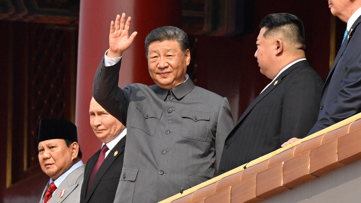 Товарища Си (на фото – в центре) на уникальном параде поддержали ближайшие соседи – президент России Владимир Путин и генсек ЦК ТПК Ким Чен Ын