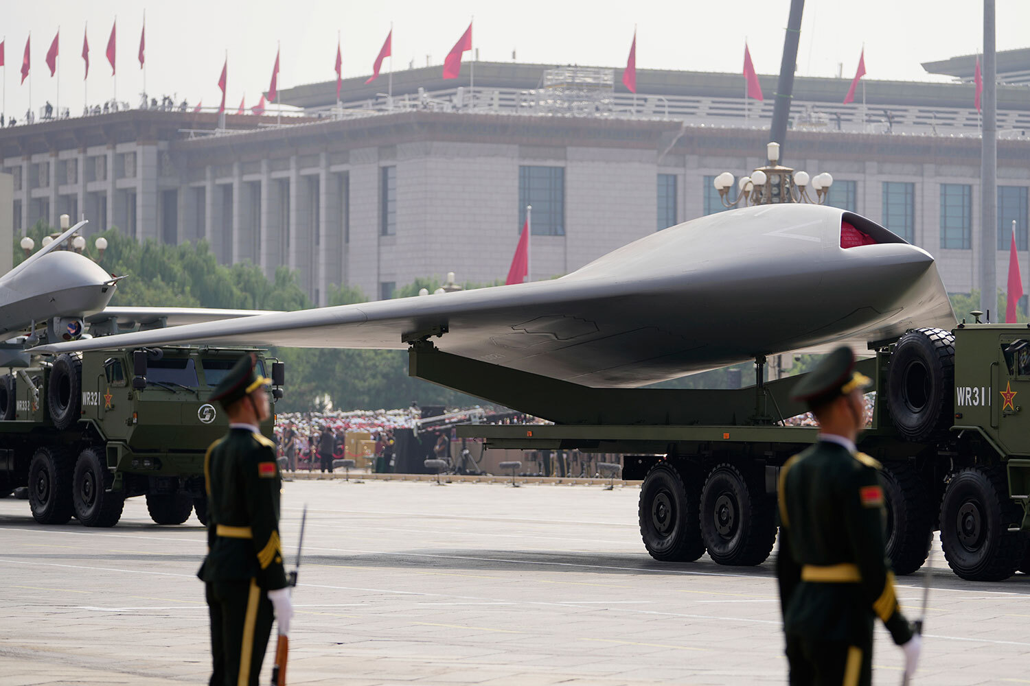 На параде показали новейшие китайские самолеты и БПЛА, в том числе GJ-11 «Острый меч» (на фото), истребители J-15, J-20, J-35 и палубный самолет дальнего радиолокационного обнаружения и управления KJ-600.