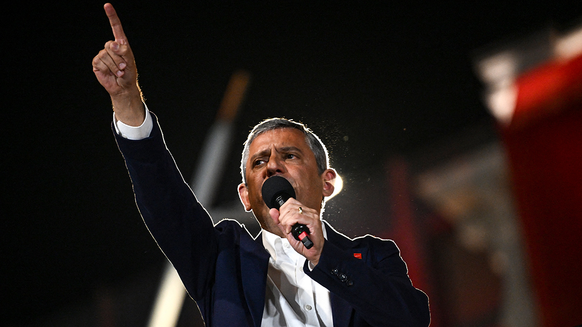 Лидер главной оппозиционной партии Турции Озгюр Озель собирается бороться против введения властями внешнего управления в его политической силе