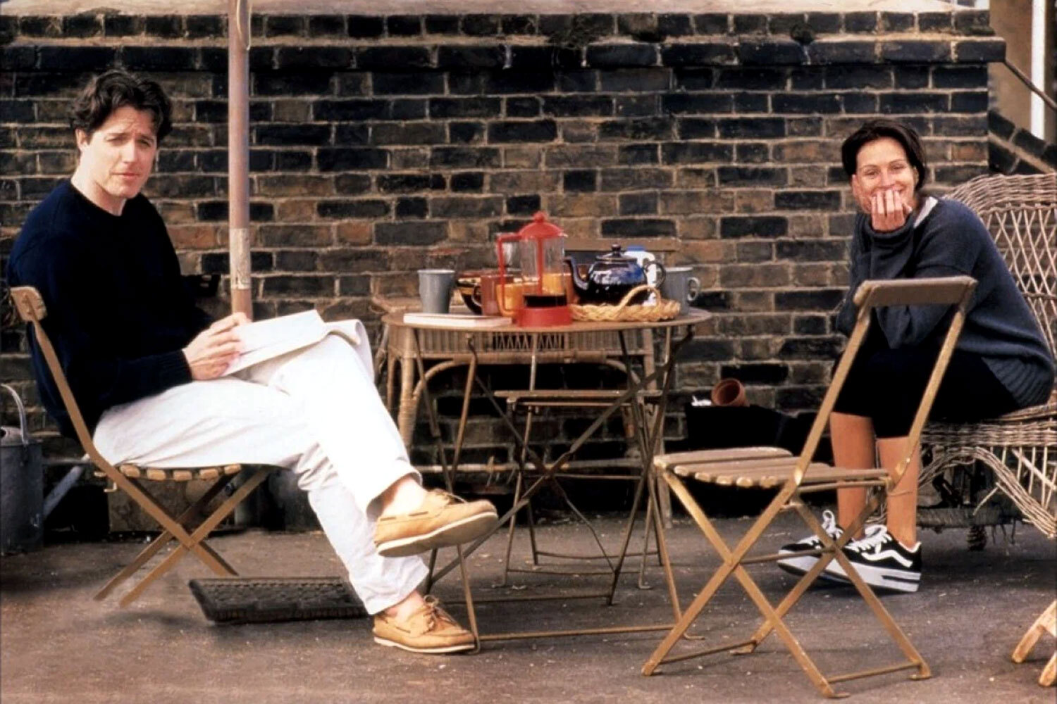 После этого за Грантом закрепилось амплуа героя романтических комедий. В 1999 г. на экраны вышла лента «Ноттинг Хилл», где его партнером по съемочной площадке выступила Джулия Робертс, а в 2001-м – «Дневник Бриджит Джонс» с Рене Зеллвегер, ставшая настоящим хитом. При бюджете в $26 млн комедия собрала в прокате $282 млн. Среди других фильмов этого жанра с участием Гранта – «Мой мальчик» (2002), «Любовь с уведомлением» (2002) и «Реальная любовь» (2003). «Эти фильмы подарили мне отличную карьеру. И я благодарен зрителям за то, что мои ромкомы по-прежнему смотрят и любят»,&nbsp;–&nbsp;говорил актер».