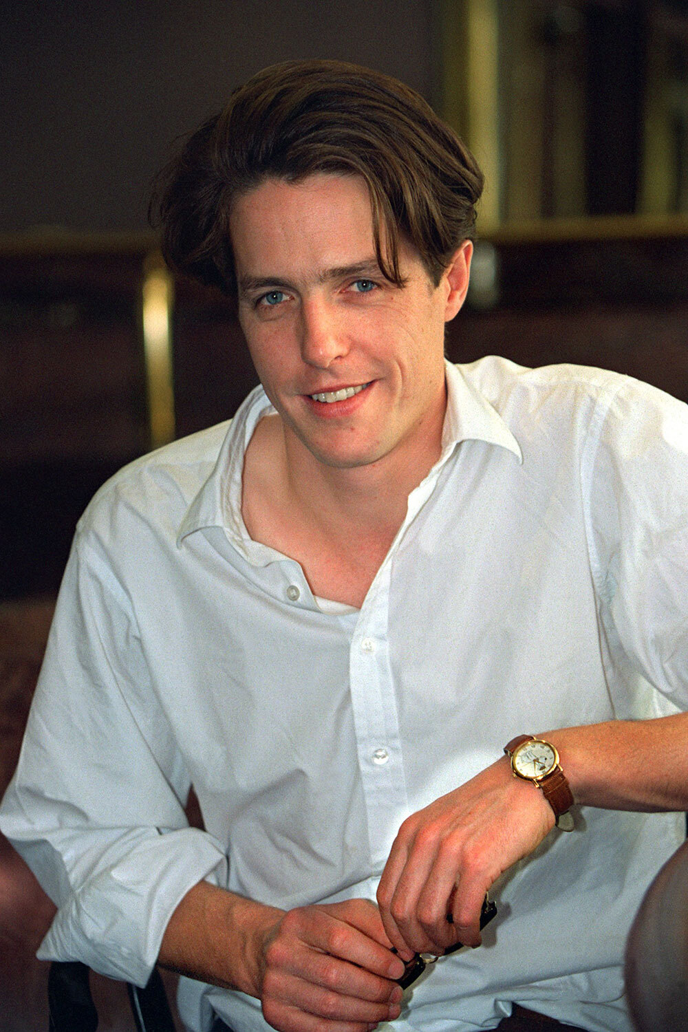 Хью Джон Мунго Грант родился 9 сентября 1960 г. в Лондоне. Он является представителем знатного шотландского рода: среди его предков были военные и врачи, включая графа, маркиза и даже сестру премьер-министра Великобритании XIX в. Спенсера Персиваля. После школы будущий актер поступил в колледж Оксфордского университета, где изучал английскую литературу. Учебу он окончил с отличием. 