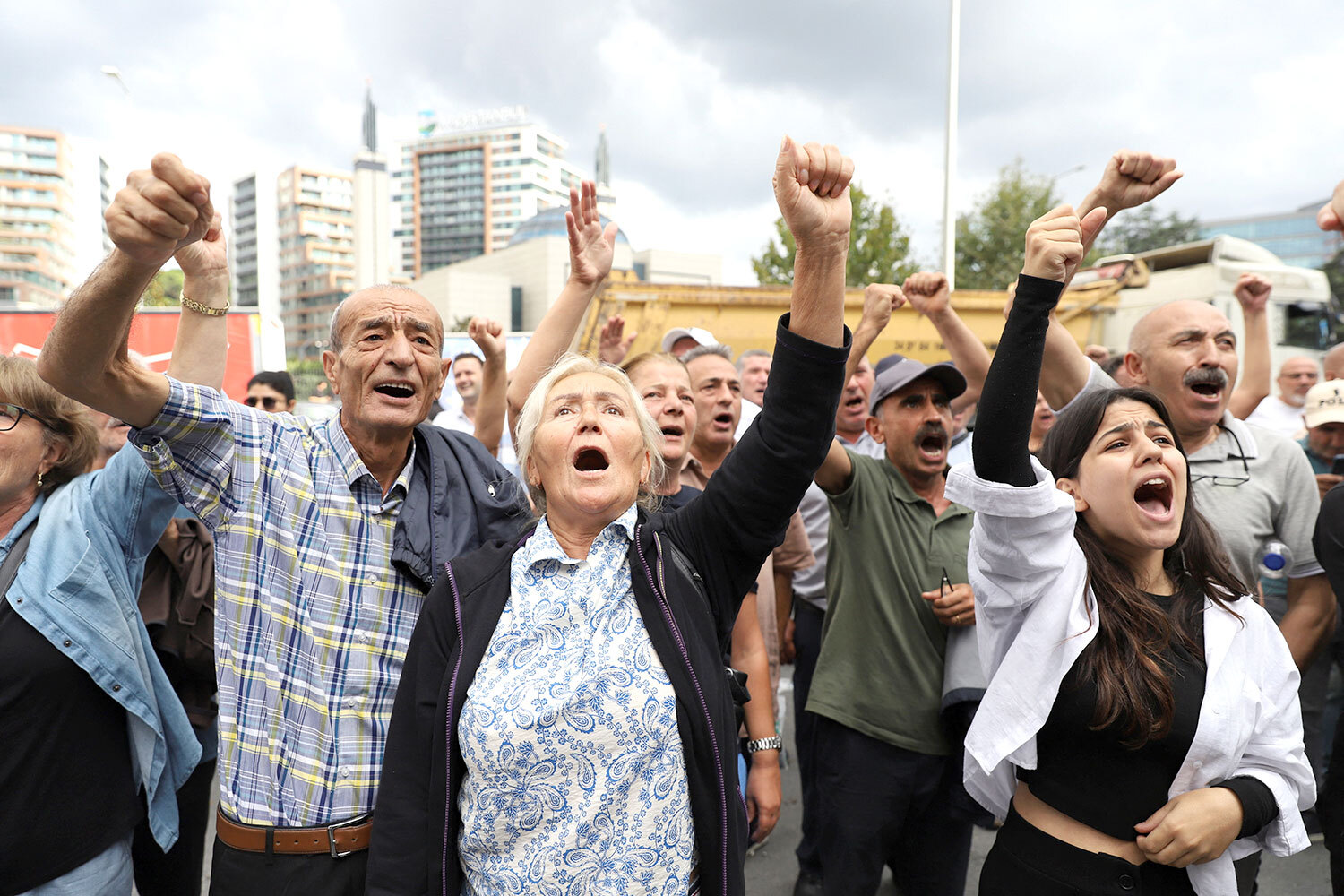 В Стамбуле&nbsp;введен трехдневный запрете на собрания, демонстрации, заявления для прессы и распространение листовок в нескольких районах города. Он действует с 20:00 7 сентября до 23:59 10 сентября и затрагивает шесть районов города, в том числе Сарыер, где находится офис отделения НРП.
