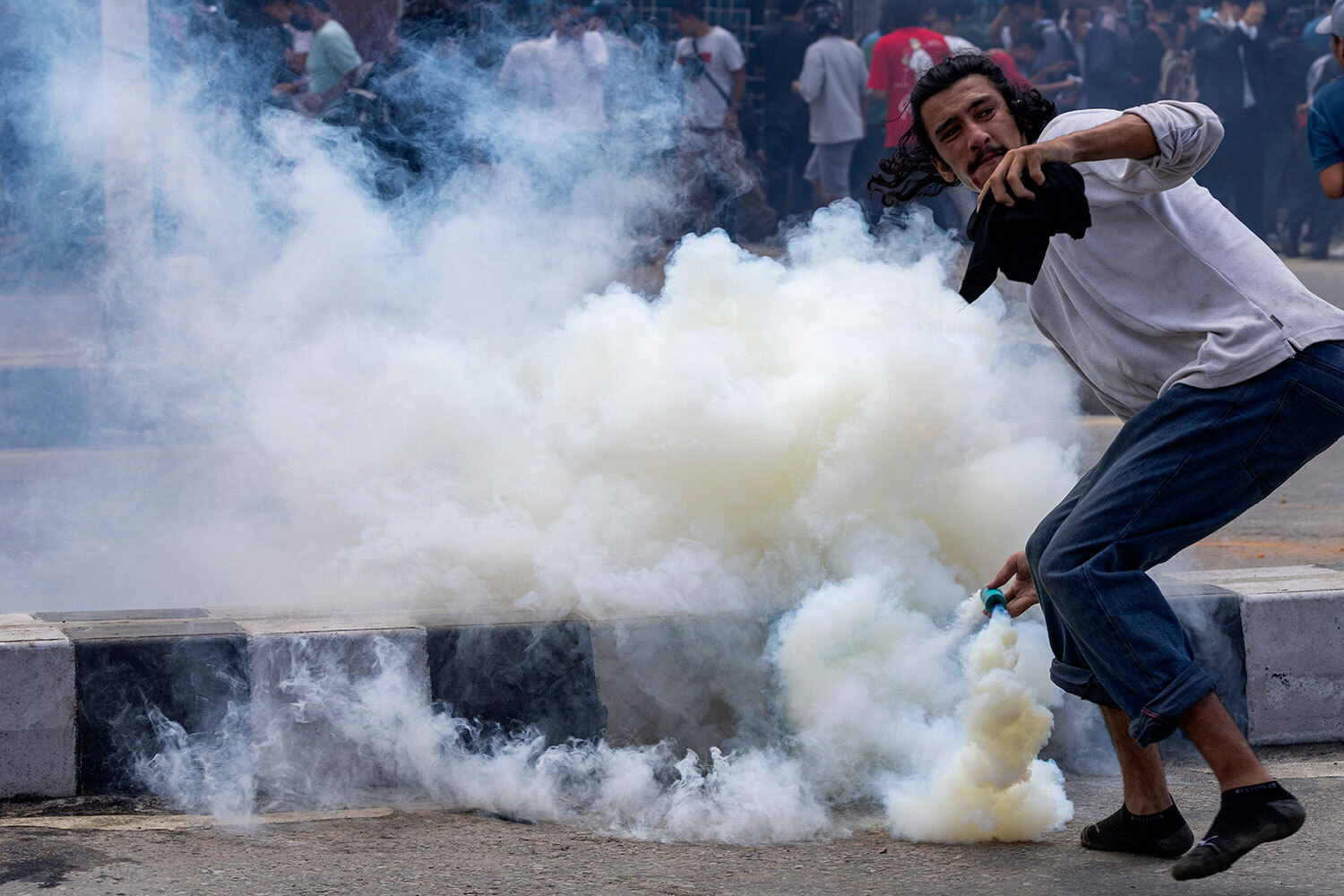 По меньшей мере 20 человек погибли и еще более 250 получили ранения в ходе ожесточенных столкновений молодежи с полицией в Непале, сообщает India Today. 8 сентября тысячи студентов и школьников вышли на улицы страны в знак протеста против коррупции и запрета правительством свыше 20 социальных сетей. В  Катманду у здания парламента состоялась акция «Революция поколения Z». Как отмечает Al Jazeera, полиция открыла огонь боевыми патронами по участникам демонстрации, а также применила слезоточивый газ, водометы и резиновые пули.