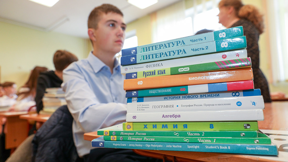 Объем максимально допустимой учебной нагрузки обучающихся в 7–11-м классах не должен превышать 35 часов в неделю, но в реальности может достигать 44 часа&nbsp;