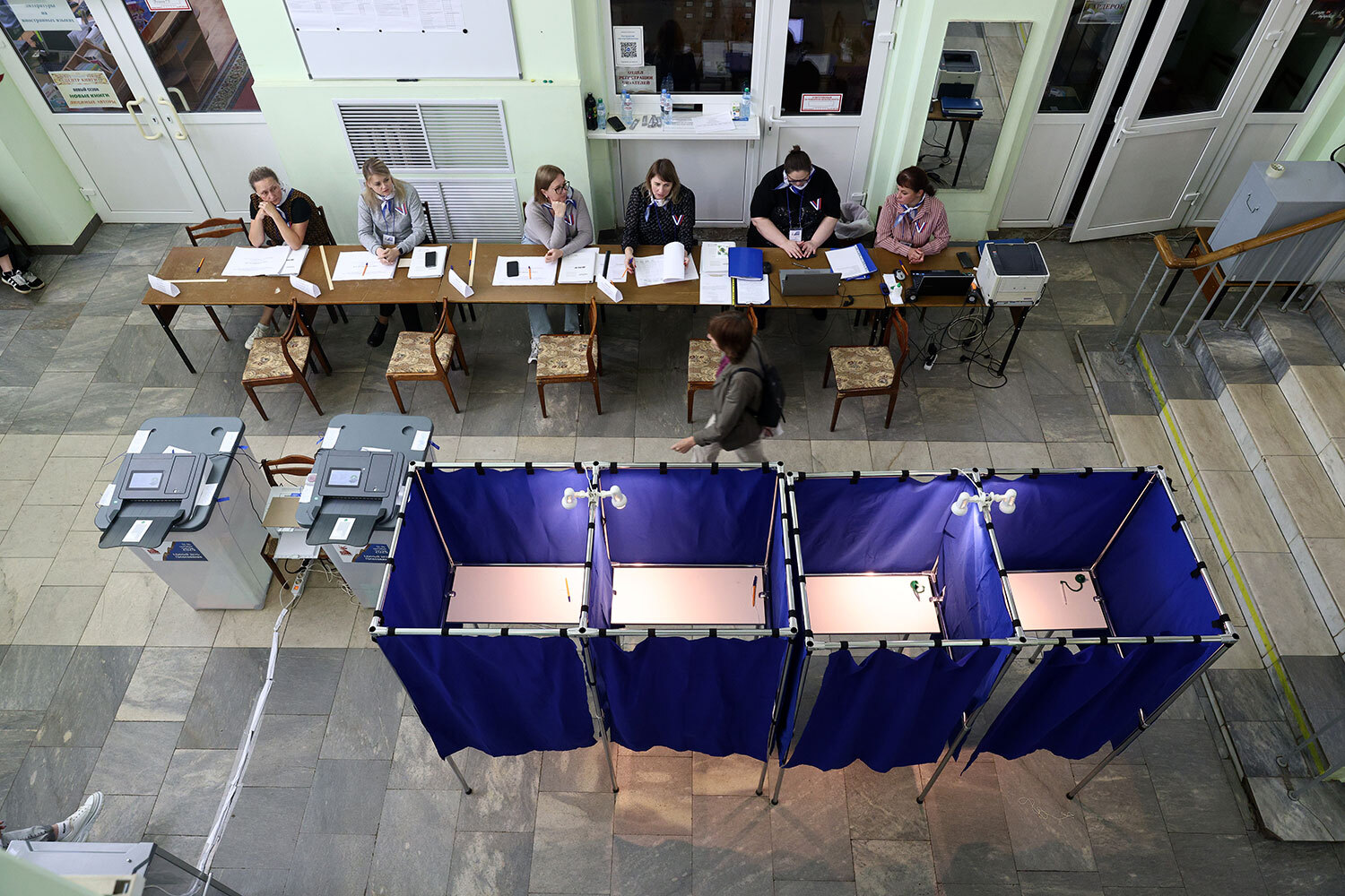 С 12 по 14 сентября в России прошли региональные выборы, на которых был избран 21 губернатор, депутаты 11 заксобраний, а также новые созывы 25 горсоветов столиц субъектов. По данным Центризбиркома, общая явка в ходе голосования составила 47%. Какая атмосфера царила на участках – в галерее «Ведомостей».На фото: избирательный участок в Костроме.