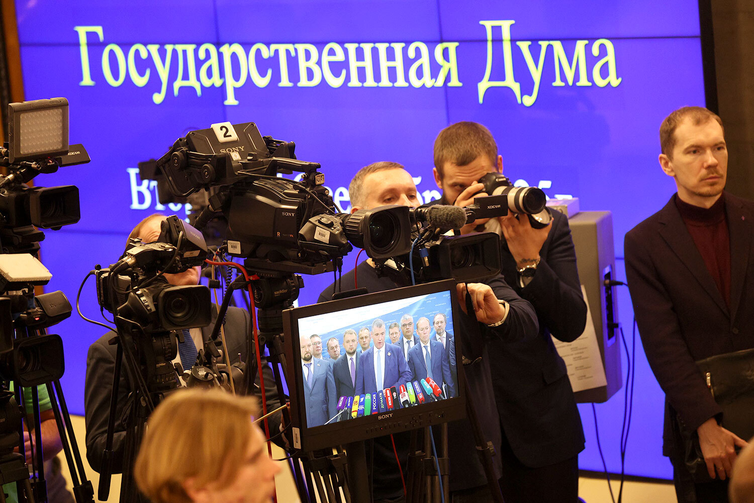 16 сентября в Госдуме началась девятая сессия VIII созыва. Открывая первое пленарное заседание, председатель нижней палаты парламента Вячеслав Володин отметил, что в законотворческом портфеле депутатов находятся 1174 инициативы, из них 921 – на стадии предварительного рассмотрения. Также спикер сообщил, что накануне пообщался с президентом России Владимиром Путиным. «Встречаясь вчера, мы говорили о наших приоритетах», – отметил Володин.