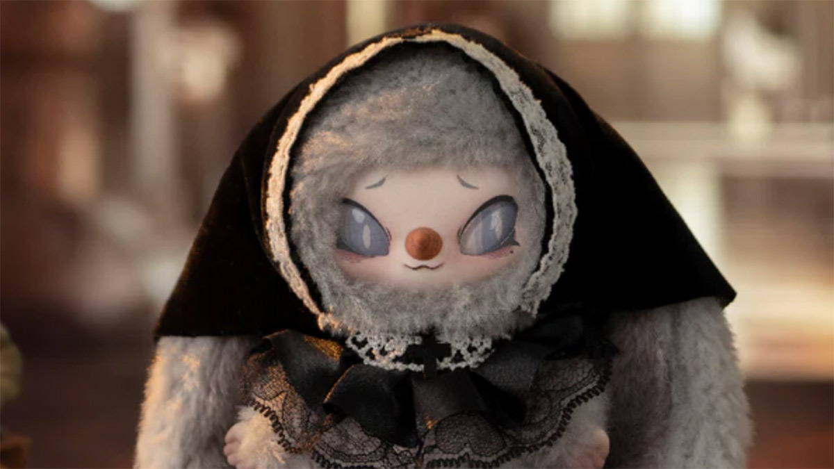 Вакуку – милый плюшевый «воин джунглей», ставший популярным по всему миру. Он использует ту же тенденцию в моде, что и Лабубу, но у его бизнес-стратегии есть свои особенности.