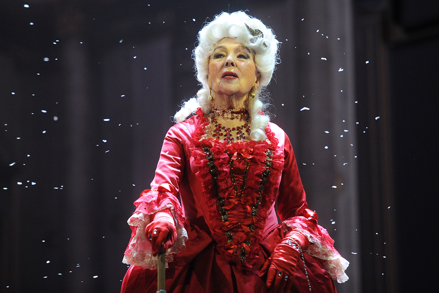 В зрелом возрасте важной для актрисы ролью стала графиня Анна Федотовна из «Пиковой дамы» (на фото), которую режиссер Андрей Житинкин поставил в Малом театре в 2012-м. На момент премьеры Вере Васильевой исполнилось 87 лет. «Никогда не нужно подводить итоги, это всегда преждевременно. Много раз мне казалось, что дальше уже ничего не будет, [но я ошибалась]… Главное, чтобы хватило сил… принять то, что сейчас дает судьба», – говорила Вера Васильева. По советам друзей и издателей она написала мемуары «Продолжение души: монолог актрисы» (1989), «Золушка с Чистых прудов» (2017), «Жизнь, похожая на сказку» (2019). Они стали основой для моноспектакля «Вера», премьера которого состоялась в Театре сатиры в 2018-м.&nbsp;