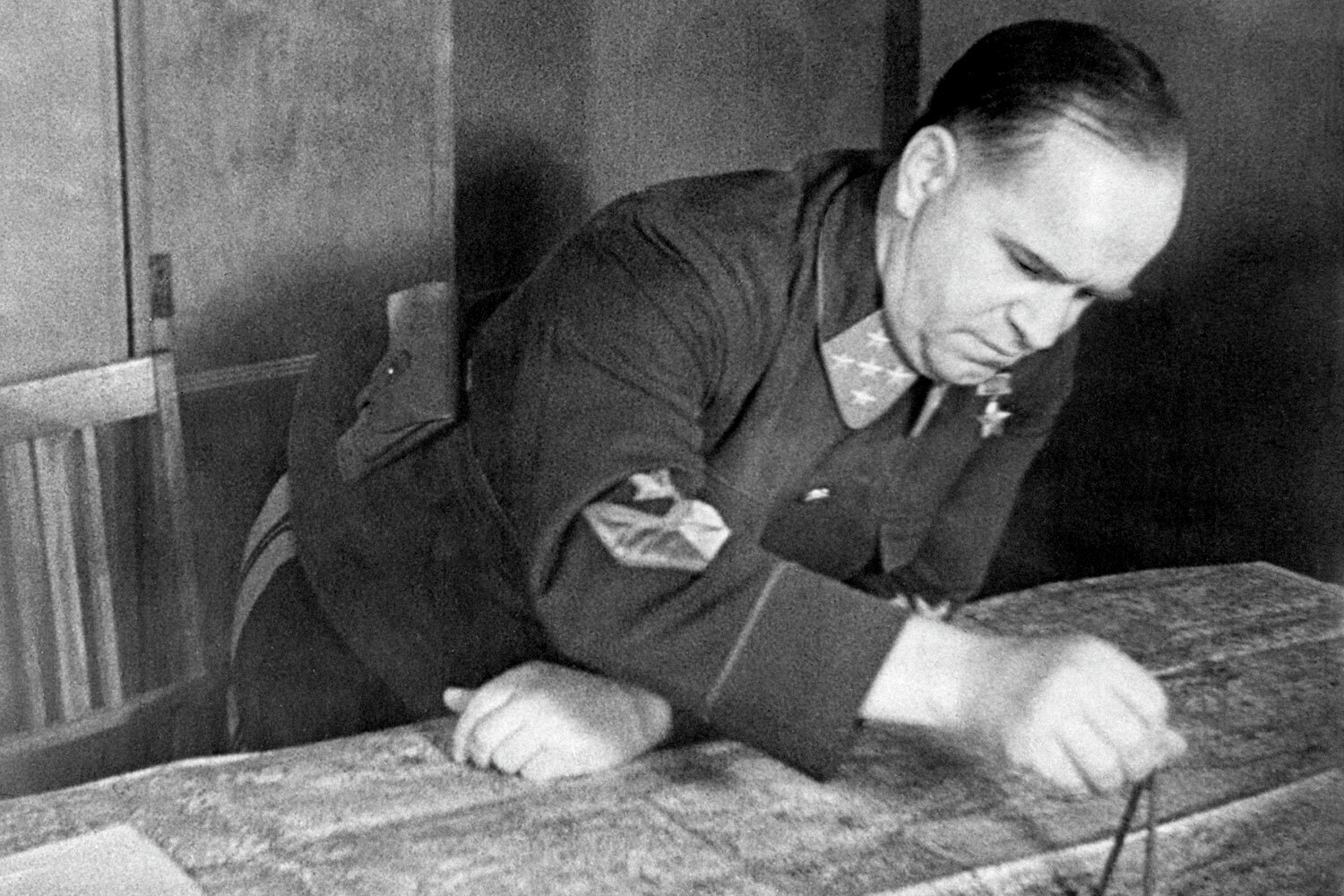 Георгий Жуков (1896–1974)Маршал СССР, четырежды Герой Советского Союза. В битве под Москвой – командующий Западным фронтом. Руководил с октября обороной столицей, а с декабря – контрнаступлением. После победы под Москвой в 1942–1943 гг. координировал действия фронтов под Сталинградом, по прорыву блокады Ленинграда, в битвах под Курском и за Днепр. На завершающем этапе войны командовал войсками 1-го Белорусского фронта, войска которого в конце апреля 1945 г. первыми вышли в пригороды Берлина.