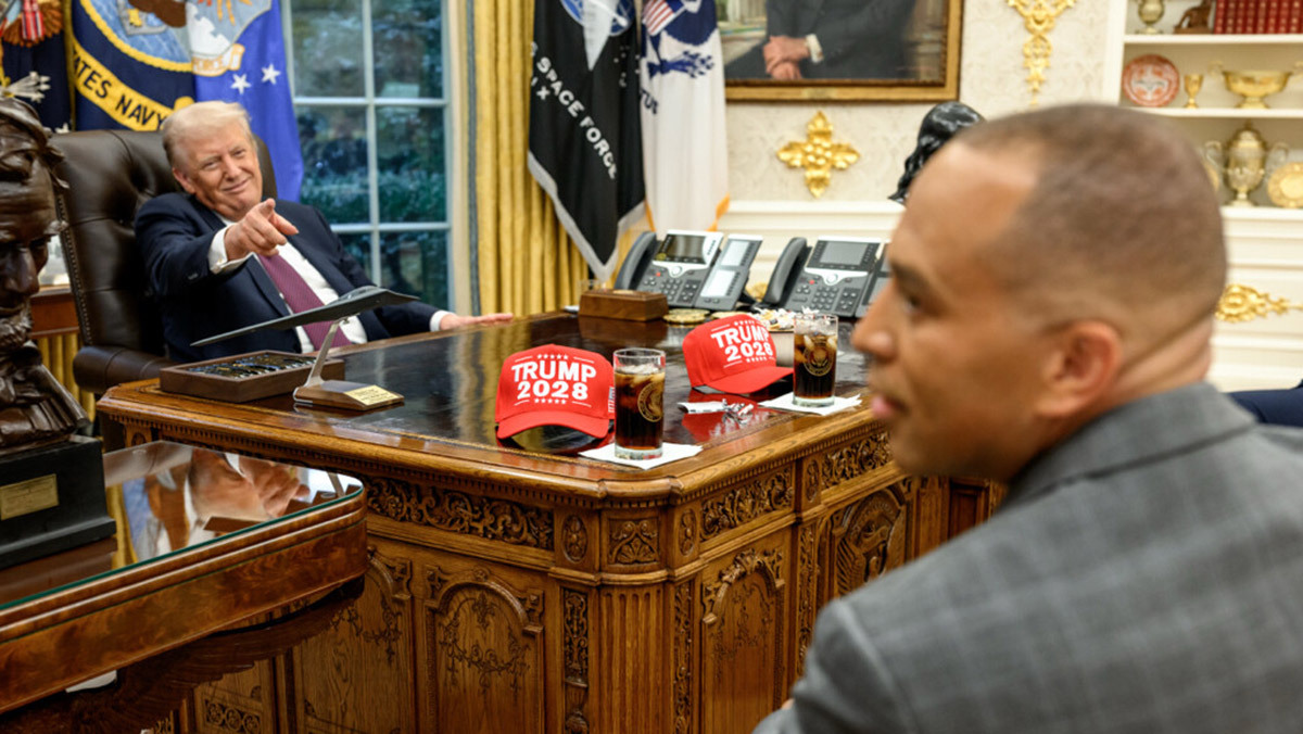 Дональд Трамп указывает лидеру демократов в палате представителей Хакиму Джеффрису (справа), что в остановке финансирования правительства виноват он