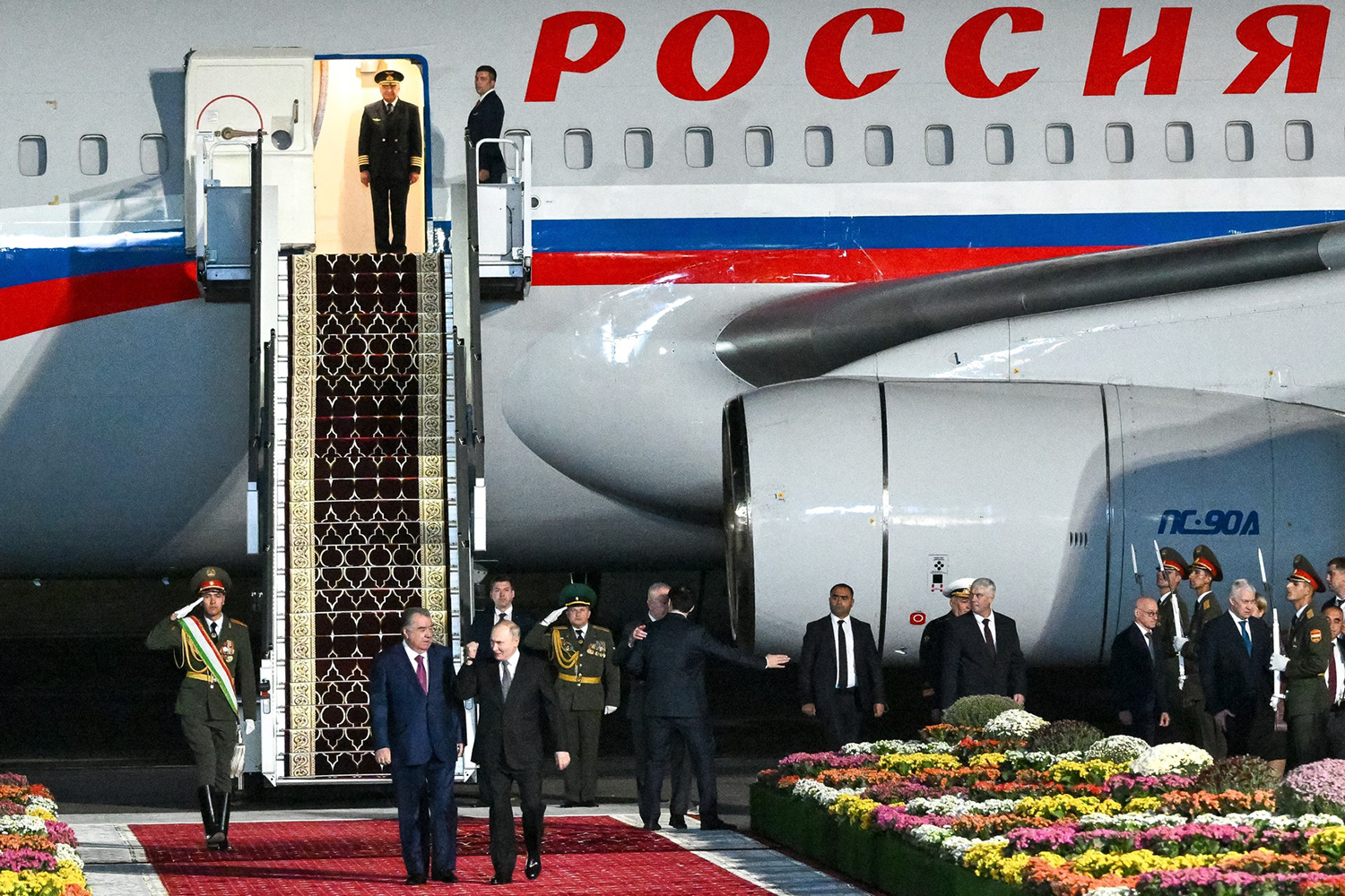 Вечером 8 октября президент России Владимир Путин прилетел в Душанбе в рамках трехдневного государственного визита. У трапа самолета его лично встретил глава Таджикистана Эмомали Рахмон, которому российский лидер подарил картину «Таджикские друзья» и монографию об истории таджикского народа.