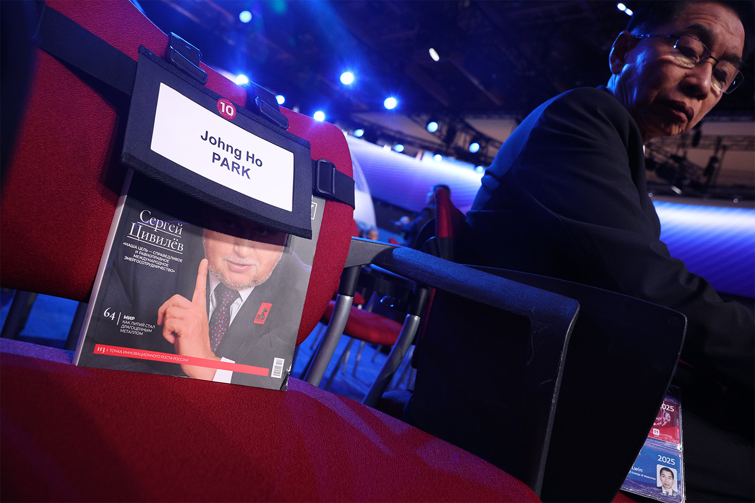 16 октября Владимир Путин выступил на пленарном заседании VIII международного форума Российская энергетическая неделя. В этом году мероприятие проходит под лозунгом «Создавая энергетику будущего вместе». Президент констатировал устойчивость российского нефтяного рынка, поручил создать систему цифрового управления энергообеспечением регионов, а также анонсировал ввод более 29 ГВТ мощности атомных электростанций за 15 лет. Как проходило выступление главы государства и кто его слушал – в галерее «Ведомостей».