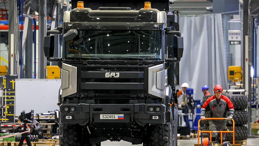 Тяжелые грузовики БАЗ концерна «Алмаз-Антей» теперь будут перевозить не только системы ПВО, но и гражданские грузы 