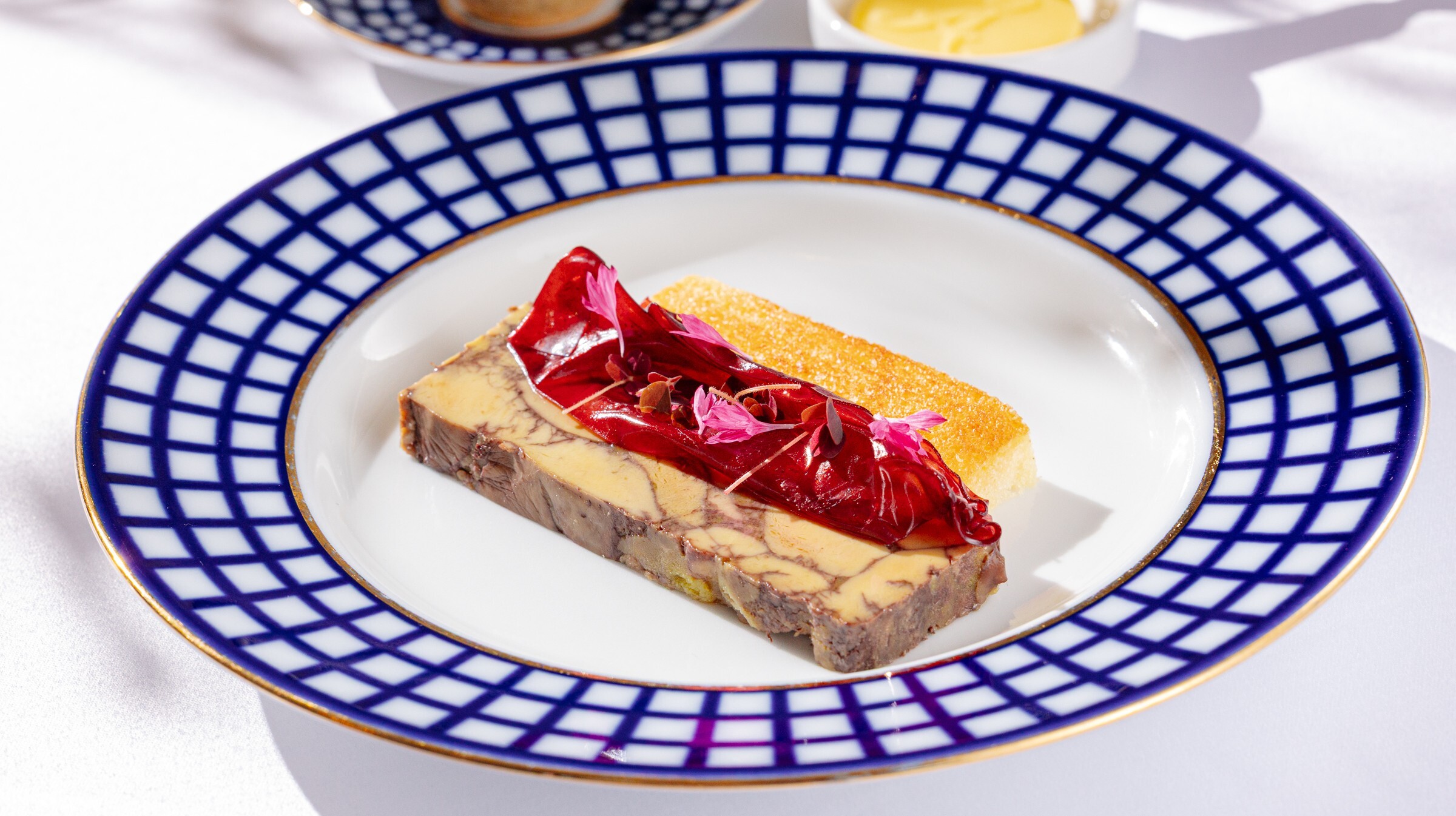 Маринованное в красном вине фуа-гра с желе из черной смородины и карамелизированным сладким калачом