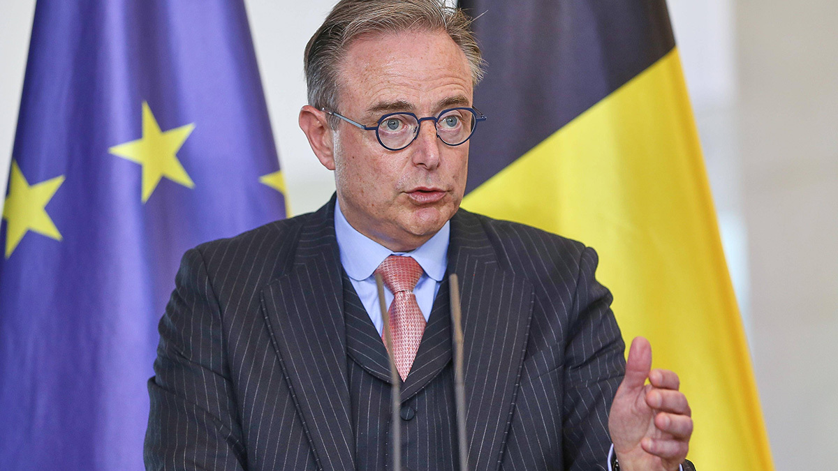 По мнению премьер-министра Бельгии Барта де Вевера, ЕС должен разделить с бельгийцами финансовые риски в случае конфискации российских активов