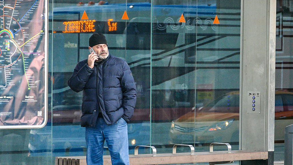 Курящие на остановке: купить сигареты на остановках можно будет только в малых населенных пунктах