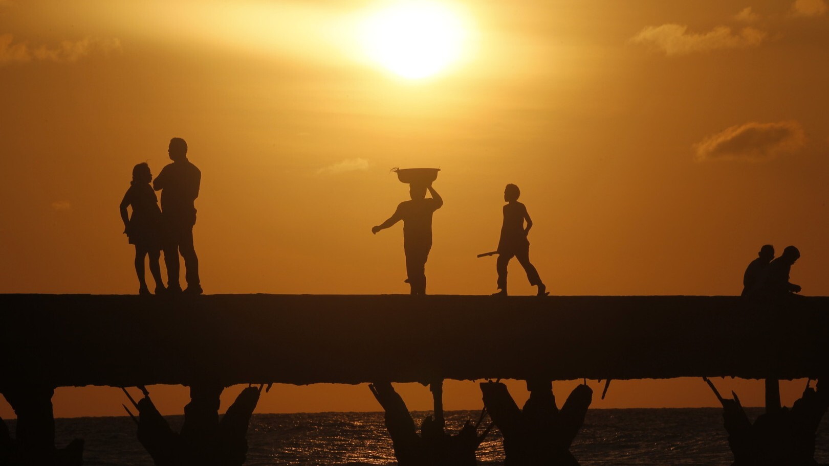 Хосе Мигель Гомес. Рыбаки у разрушенной пристани на закате. 2003–2024