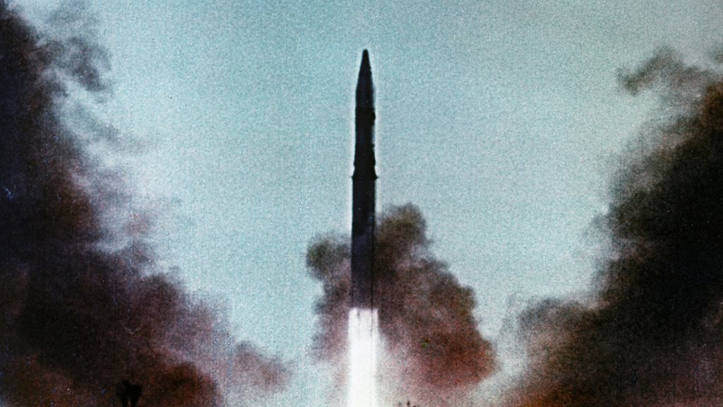 Старт межконтинентальной ракеты.