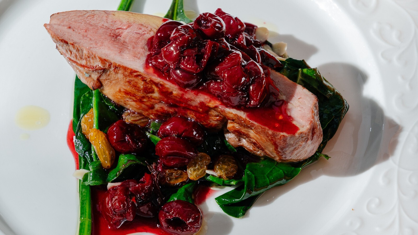Утиное филе с пьяной вишней и шпинатом