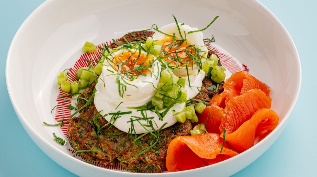 Оладьи из цукини с лососем и творожным кремом