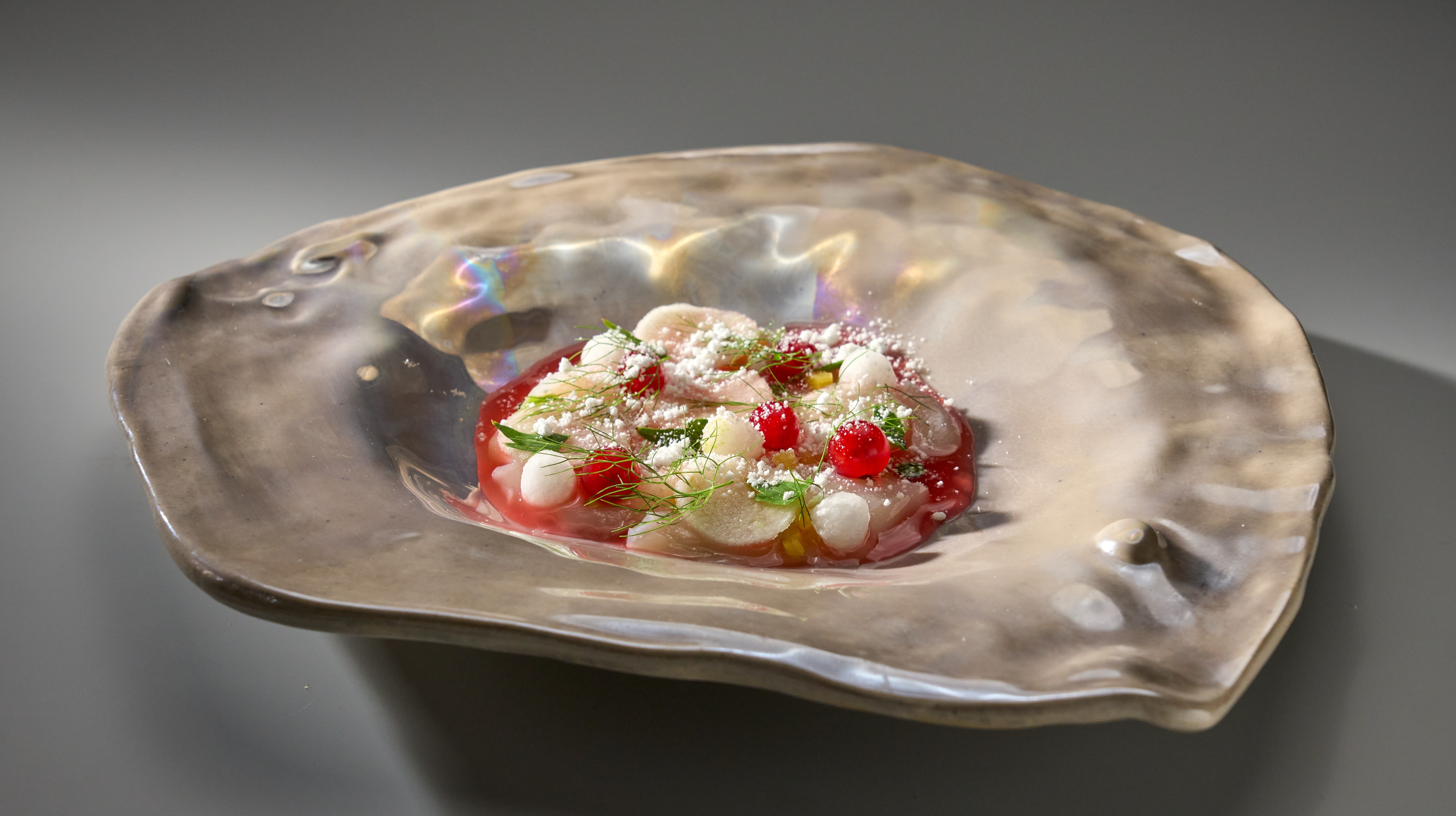 Дальневосточный гребешок с красной смородиной и корнем хрена