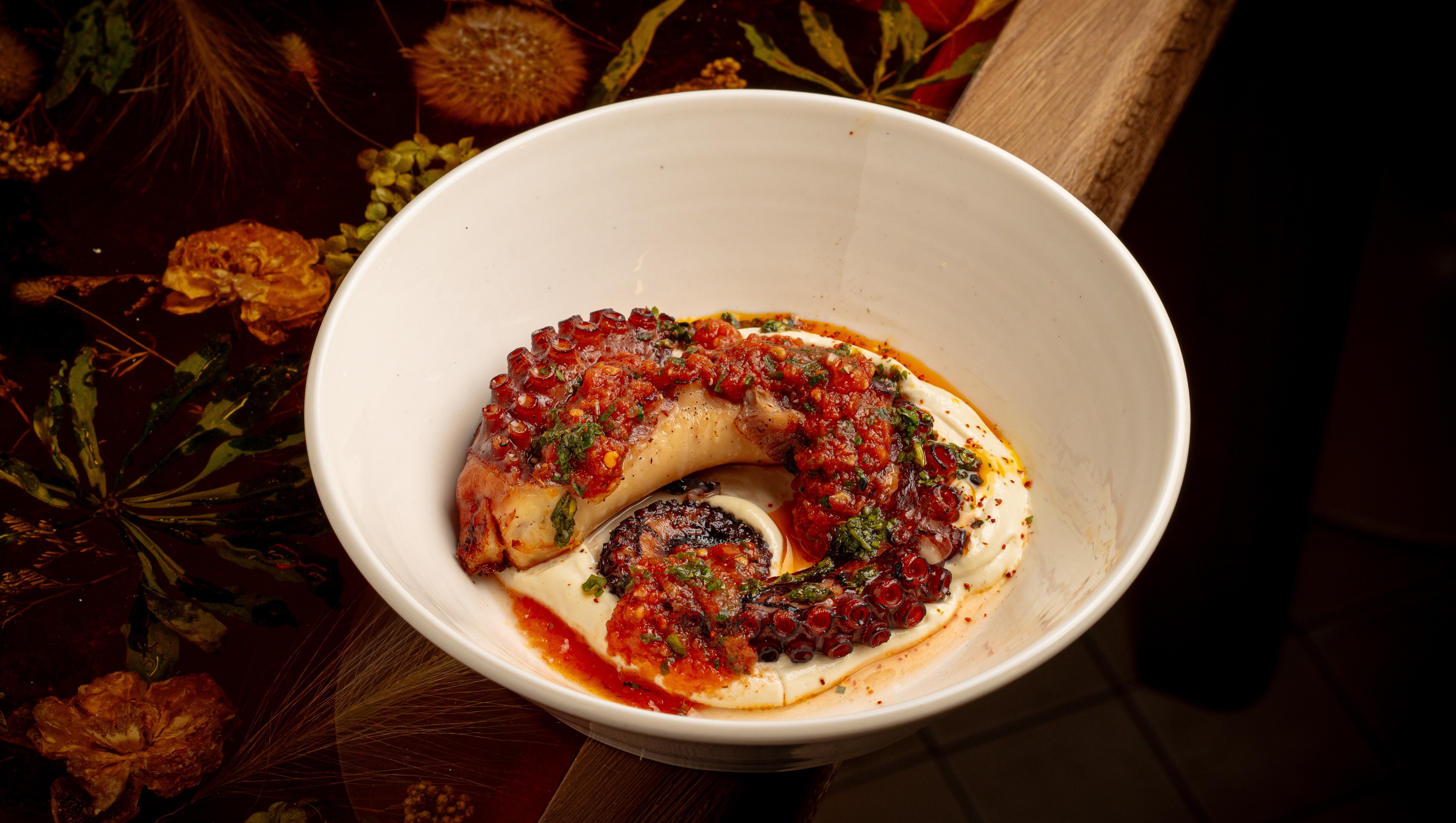 Осьминог, томатный соус, тахини