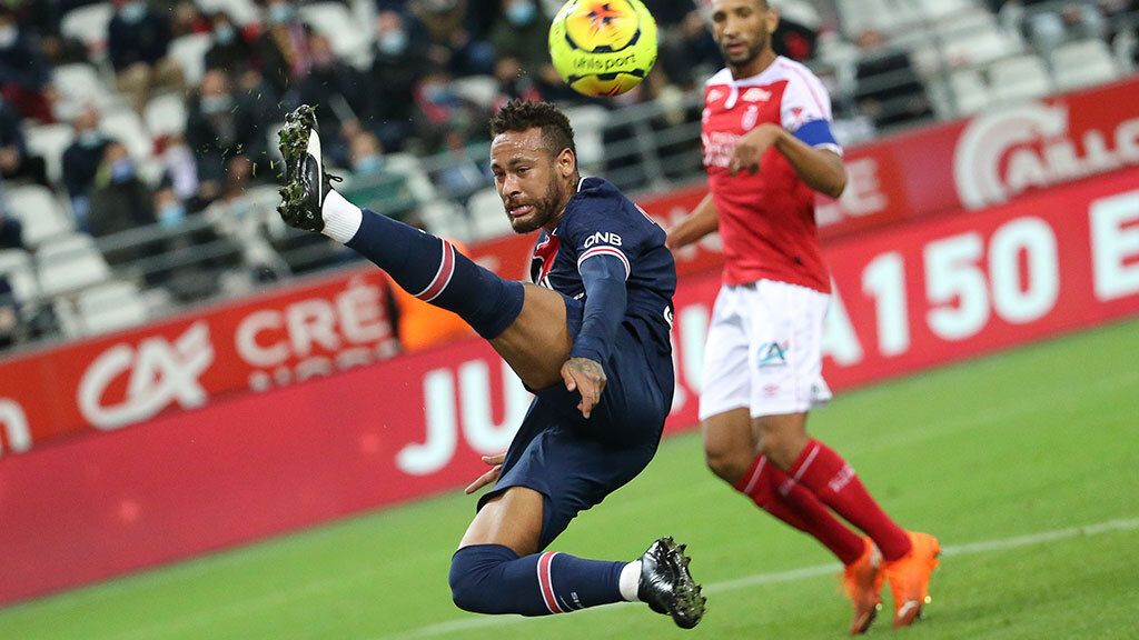 Адольф Дасслер, основатель компании Adidas, держит кроссовки, выставленные в магазине в Германии в 1973 г.