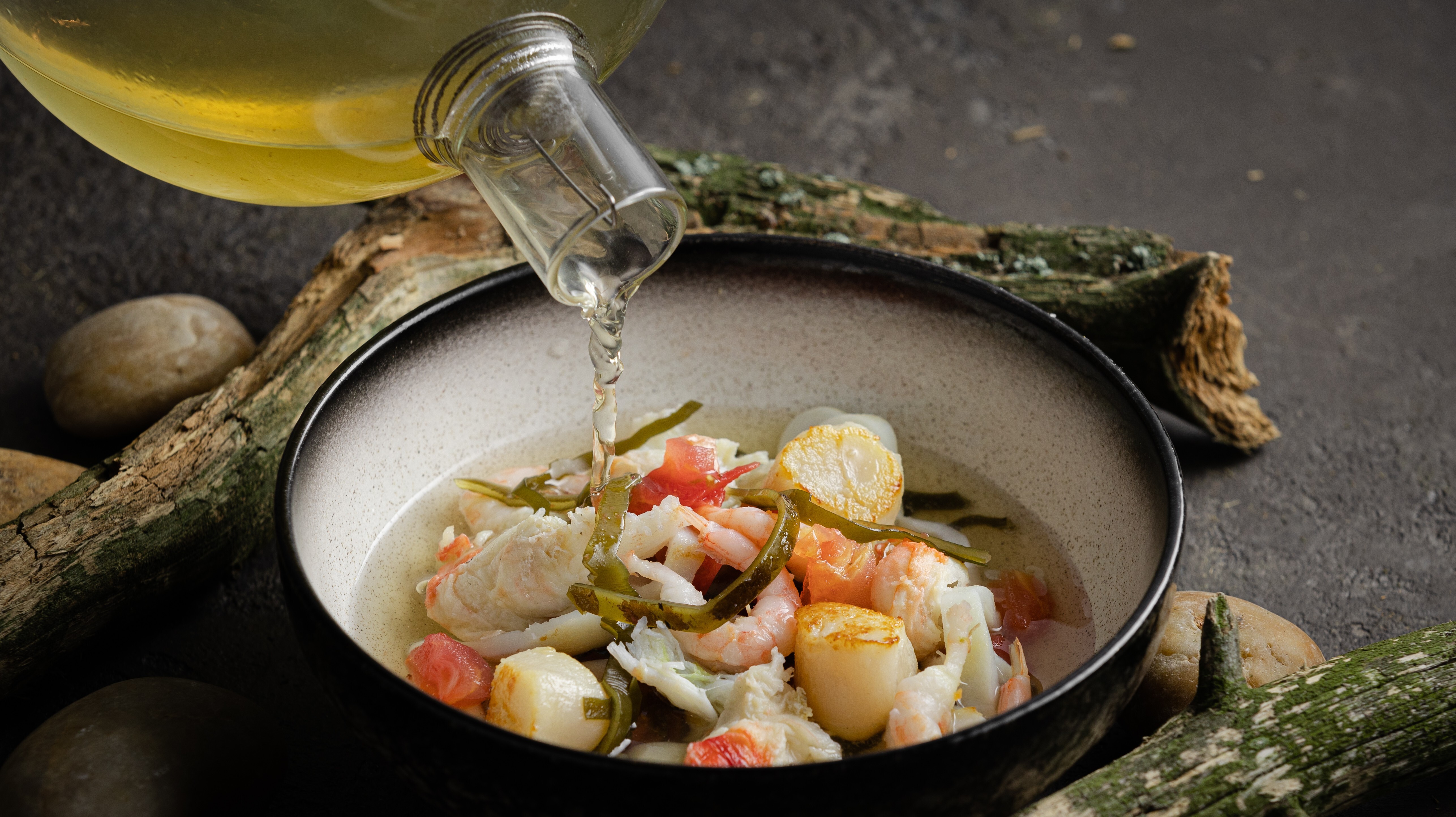 Териберские щи с крабом, креветками и гребешками