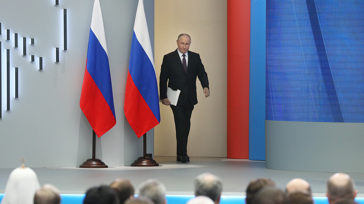 Согласно Конституции глава государства обращается к Федеральному собранию с ежегодными посланиями о положении в стране, об основных направлениях внутренней и внешней политики государства