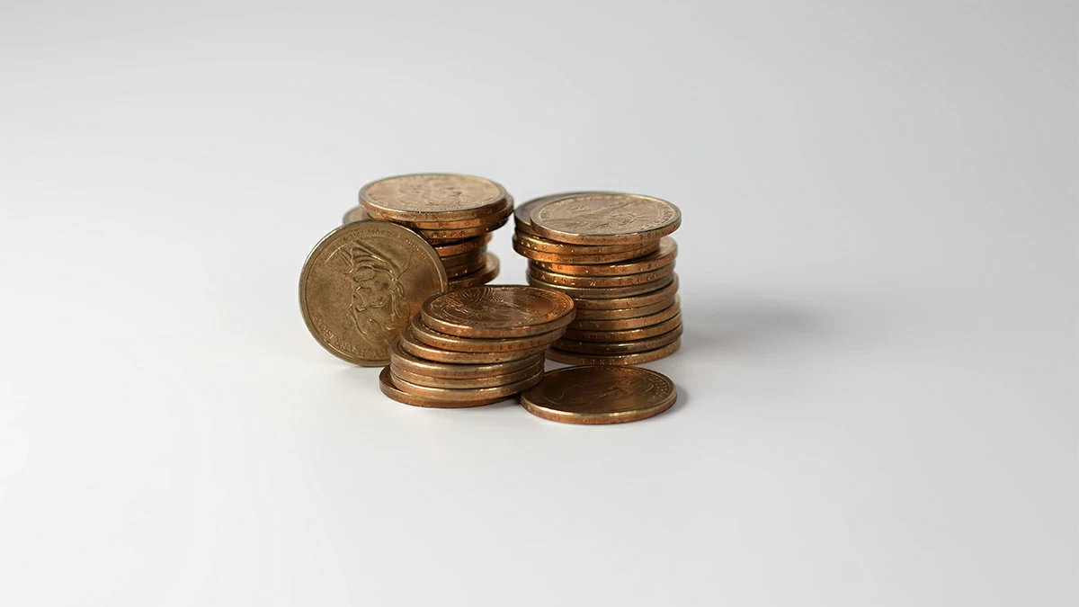 Parij Xilton qora tanli erkakning suratiga qol tegizish bilan shugullanadi