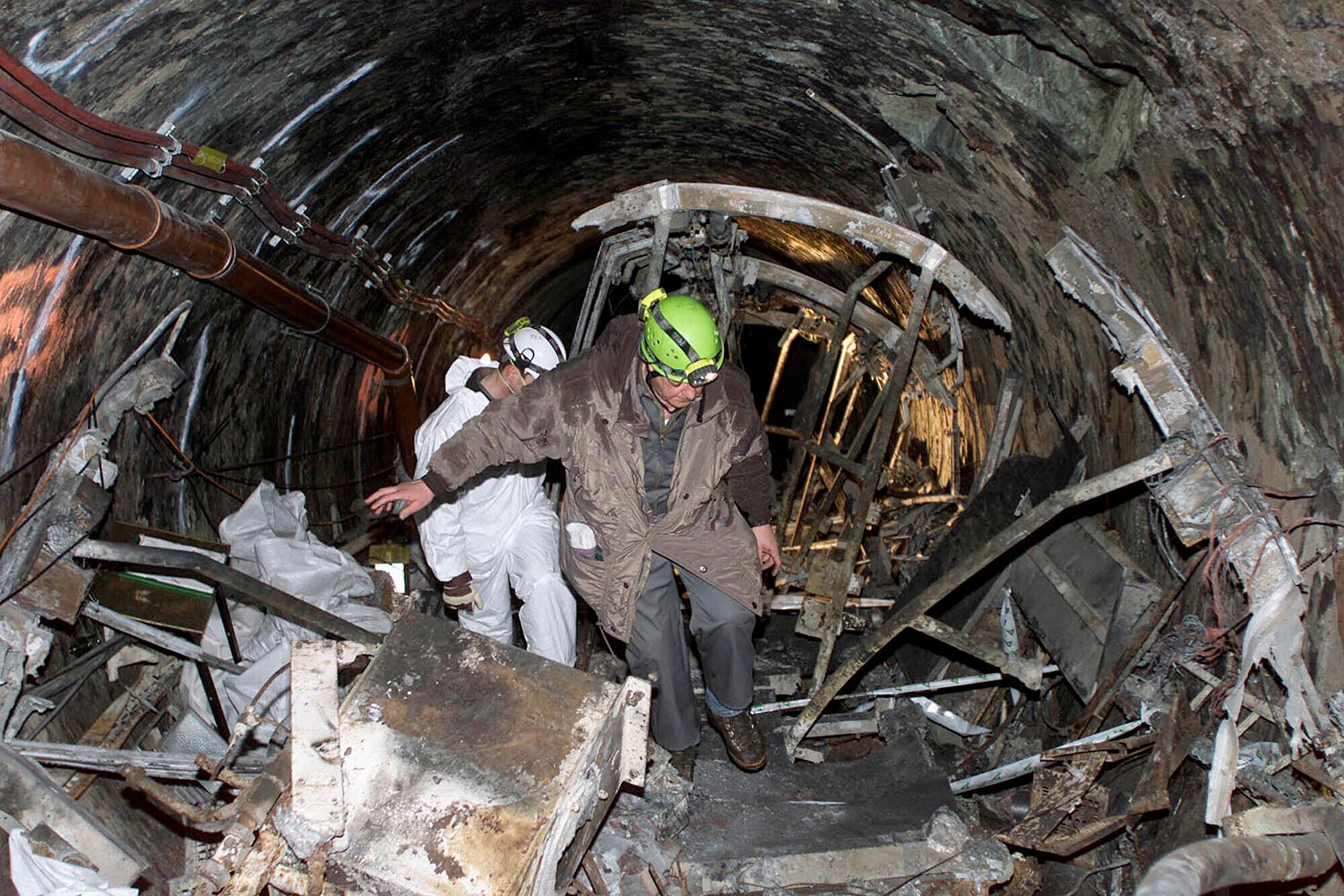 11 ноября 2000 г. на австрийском курорте Капрун произошел пожар, унесший жизни 155 человек. Фуникулер, который поднимал туристов на гору Кицштайнхорн, загорелся прямо на ходу и застрял в тоннеле, выбраться из которого удалось единицам. Хроника трагедии – в галерее «Ведомостей».