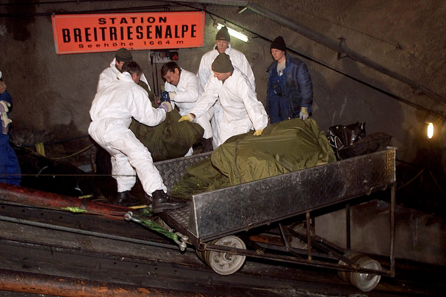 Самый высокий на тот момент фуникулер (нижняя станция располагалась на высоте 911 м над уровнем моря) был открыт в 1974 г. Его длина достигала 3900 м. Первые 625 м состав двигался по железному мосту, оставшуюся часть пути преодолевал сквозь тоннель.