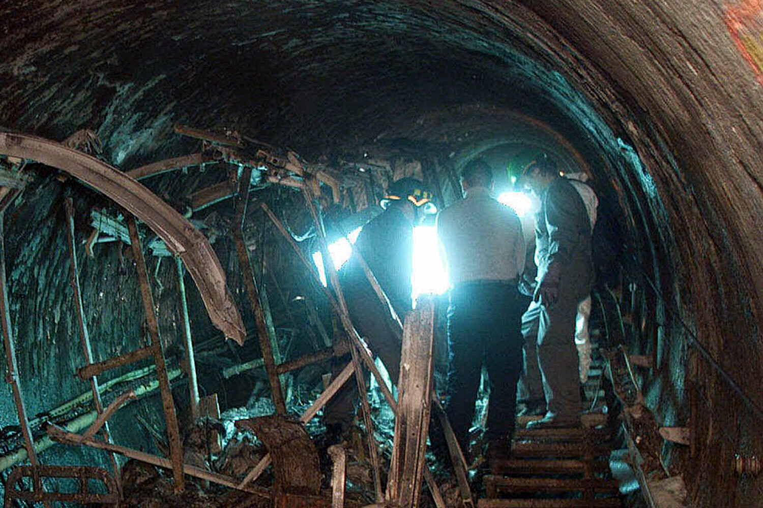 12 пассажиров, находившихся в хвостовой части поезда, сумели разбить окно и выбраться наружу. По счастливому стечению обстоятельств среди них был пожарный-доброволец, который посоветовал спускать вниз. В результате спаслась только эта группа.