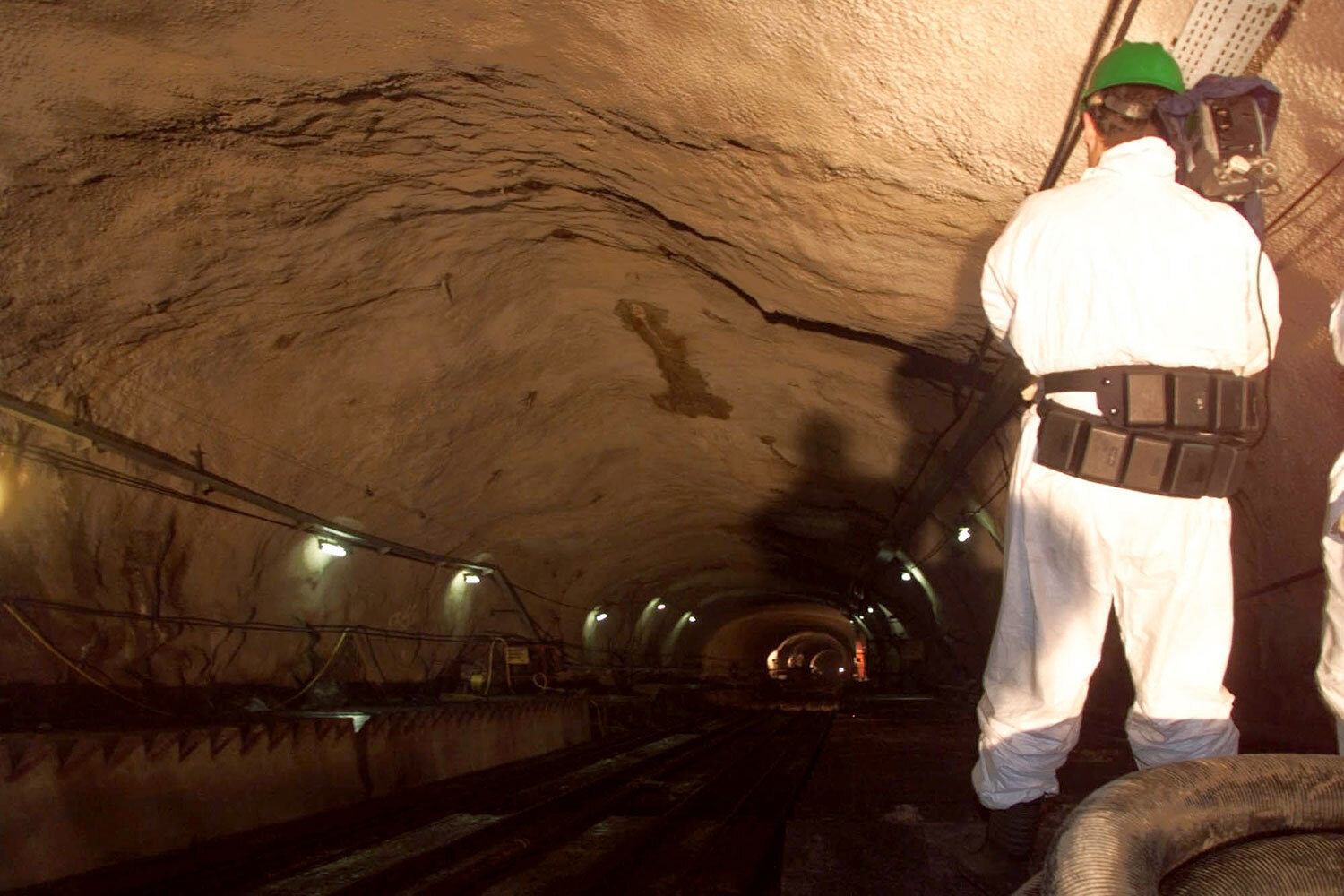 К тому моменту туристы начали задыхаться от едкого дыма и терять сознание. Ситуацию усугубляла устаревшая конструкция фуникулера: в целях безопасности двери открывались только снаружи, а огнетушителями были оснащены лишь кабины машиниста.