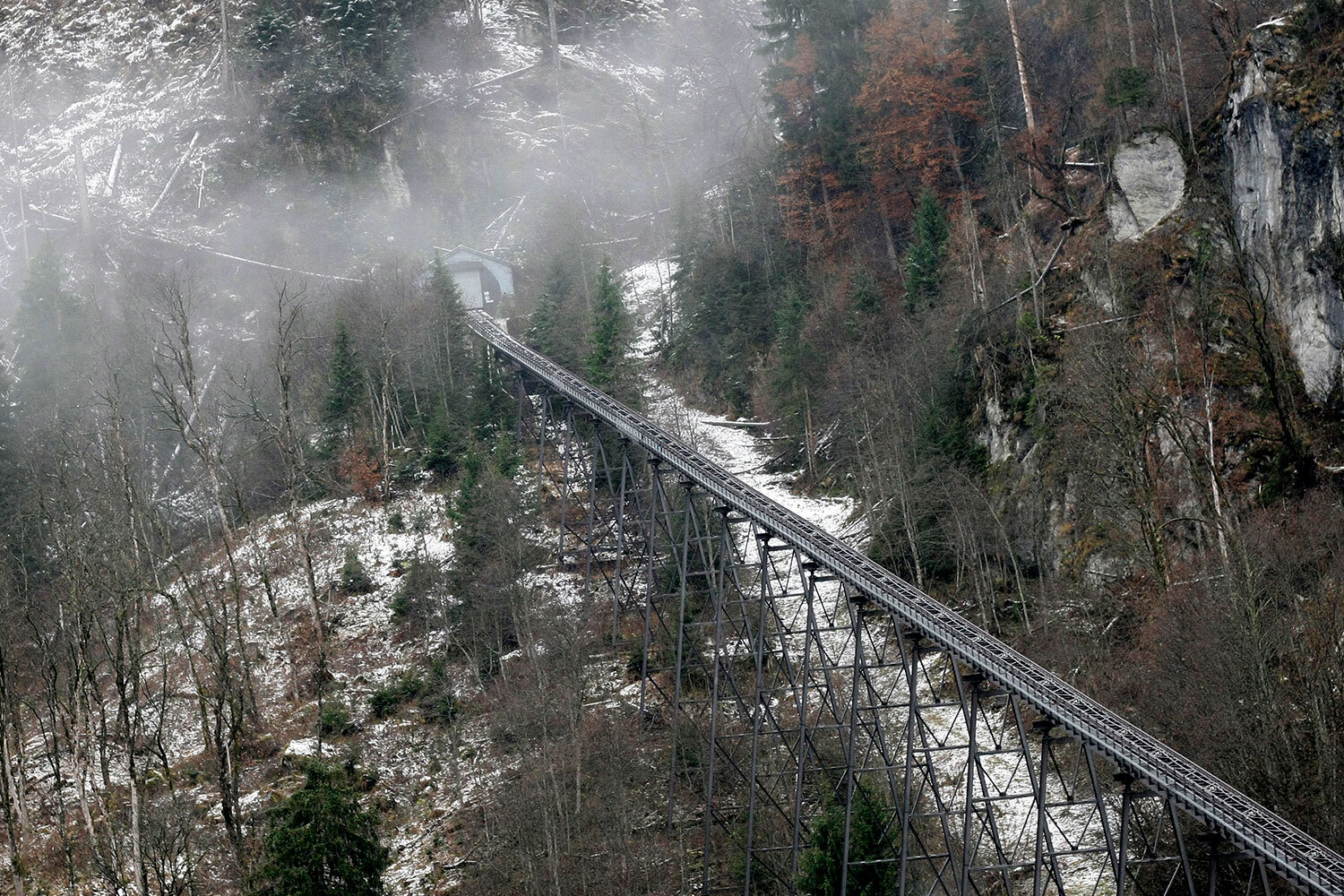 Сразу после начала движения в кабине машиниста, которая была обращена к спуску, началось задымление. Причиной стало повреждение гидравлической системы: вытекающее масло попало на бытовой обогреватель. 